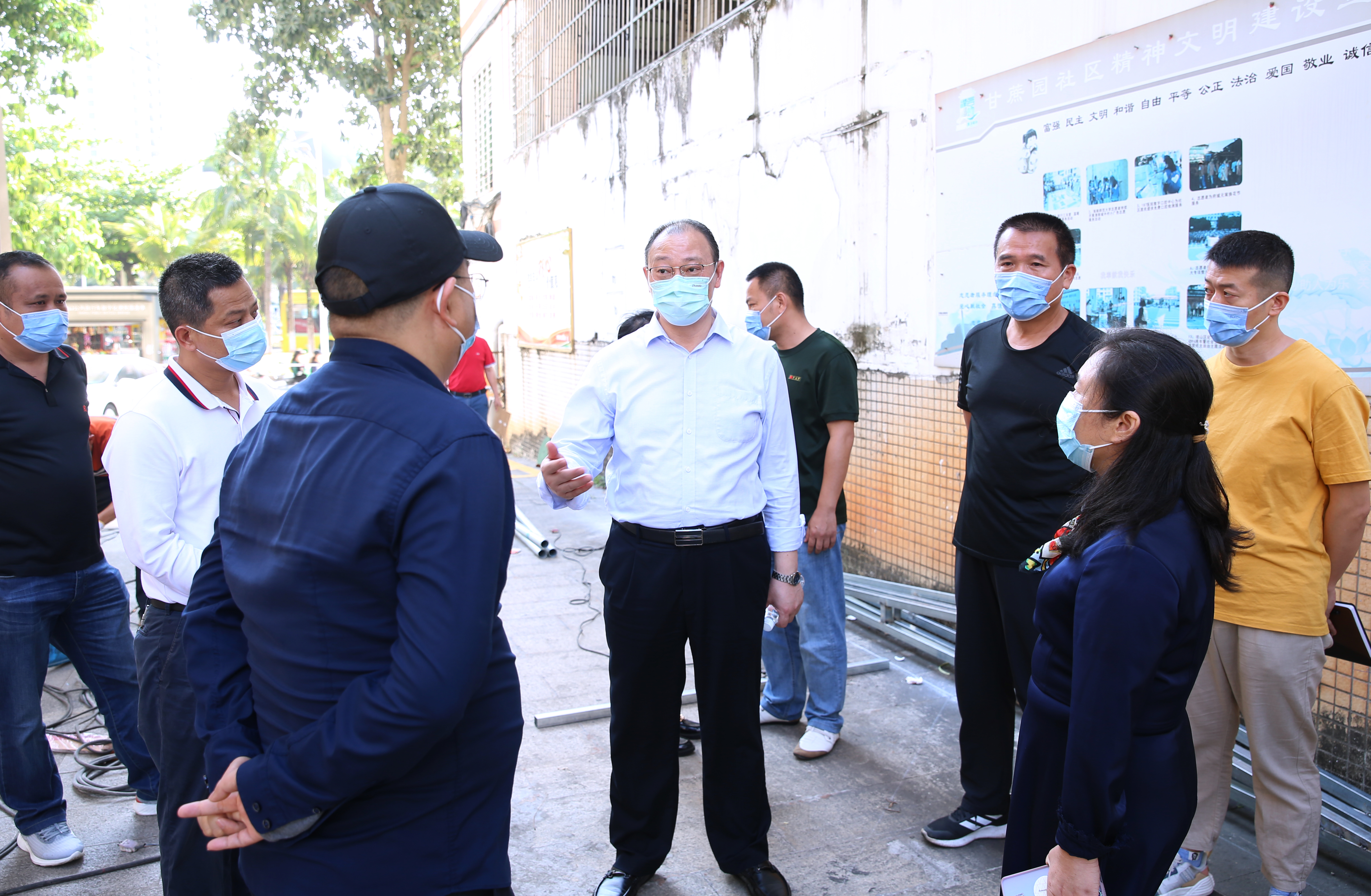 校领导检查疫情防控工作