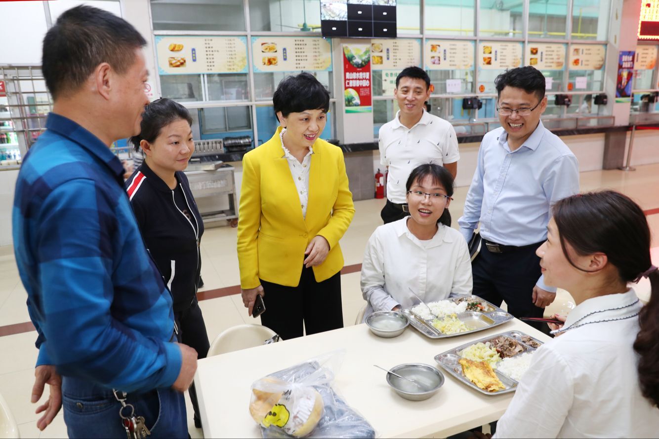 李红梅书记视察第一食堂改建工作