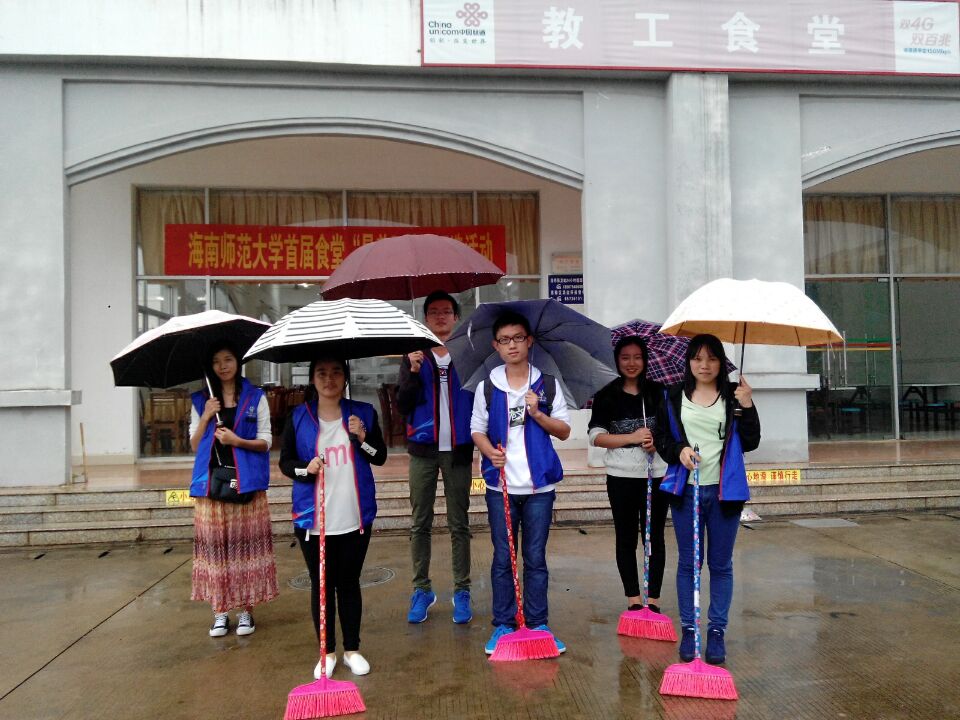 教育科学学院青年志愿者进行“双创”清扫活动
