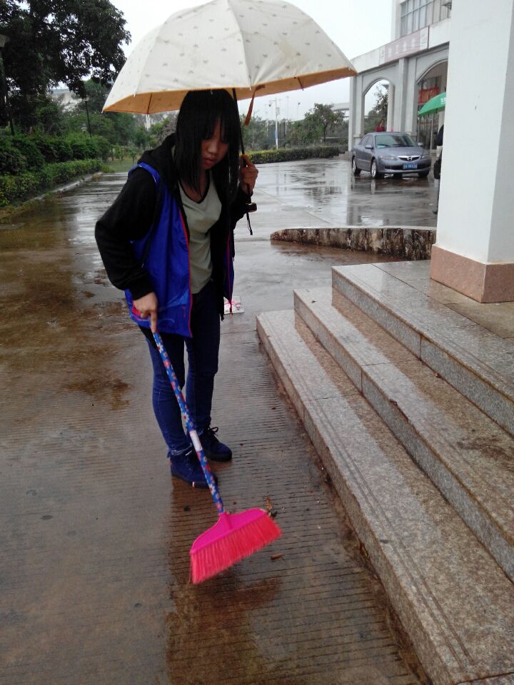 教育科学学院青年志愿者进行“双创”清扫活动