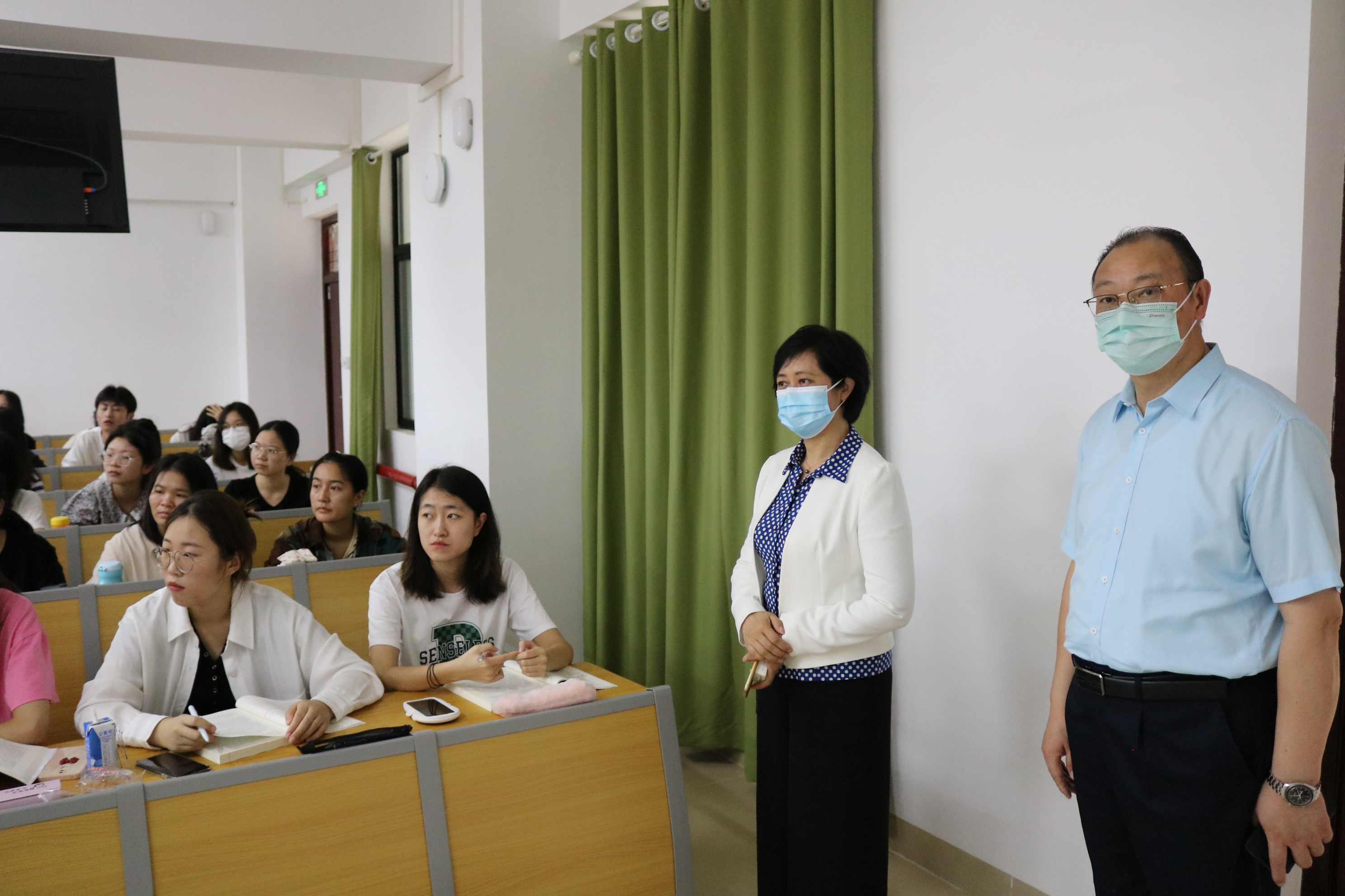 过建春调研学校线下复课教学情况