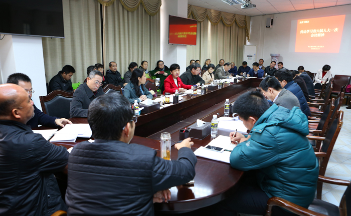 校党委理论中心组召开学习扩大会议