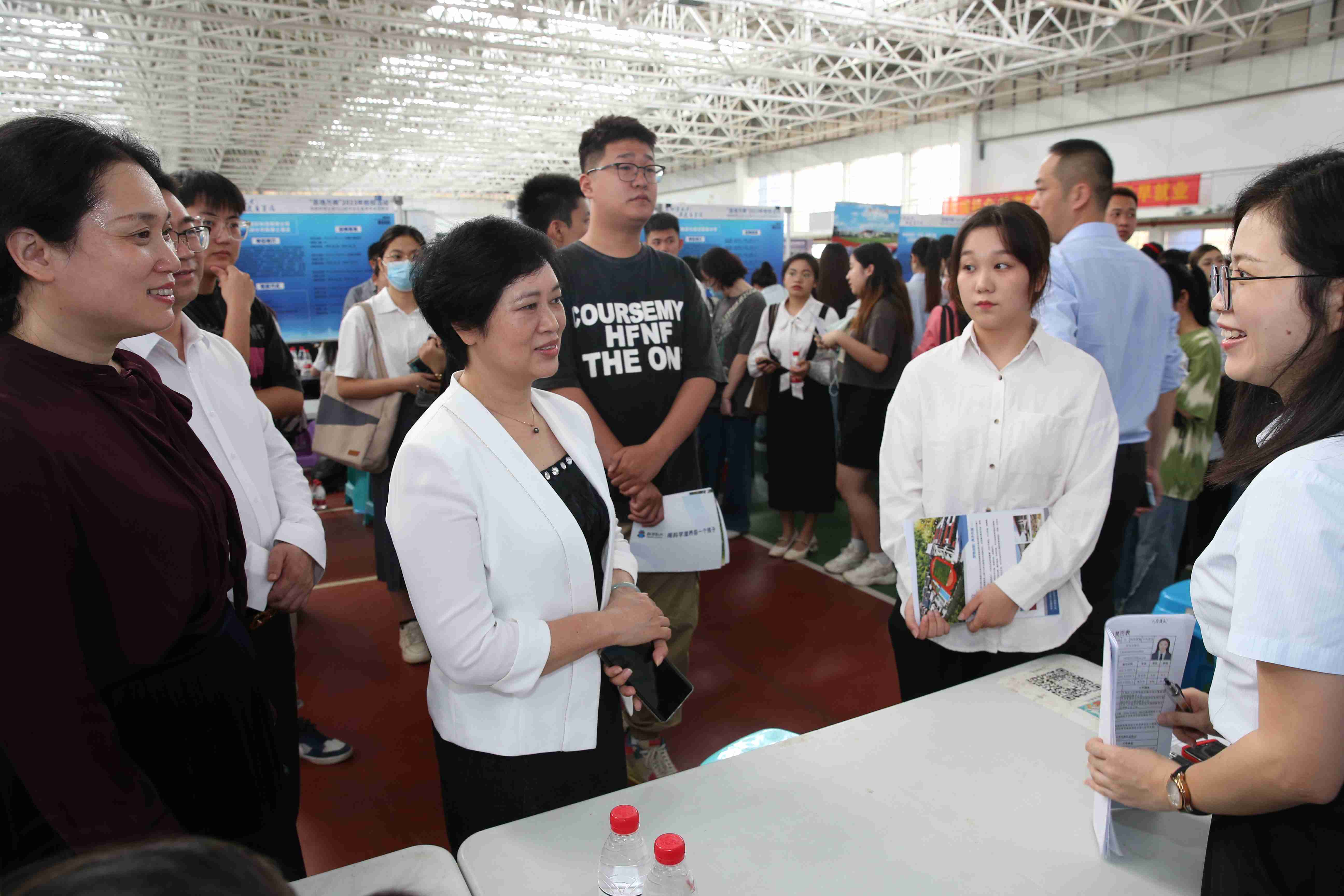 “百场万岗”2023年校招活动 海南师范大学2023届毕业生春季专场招聘会举行