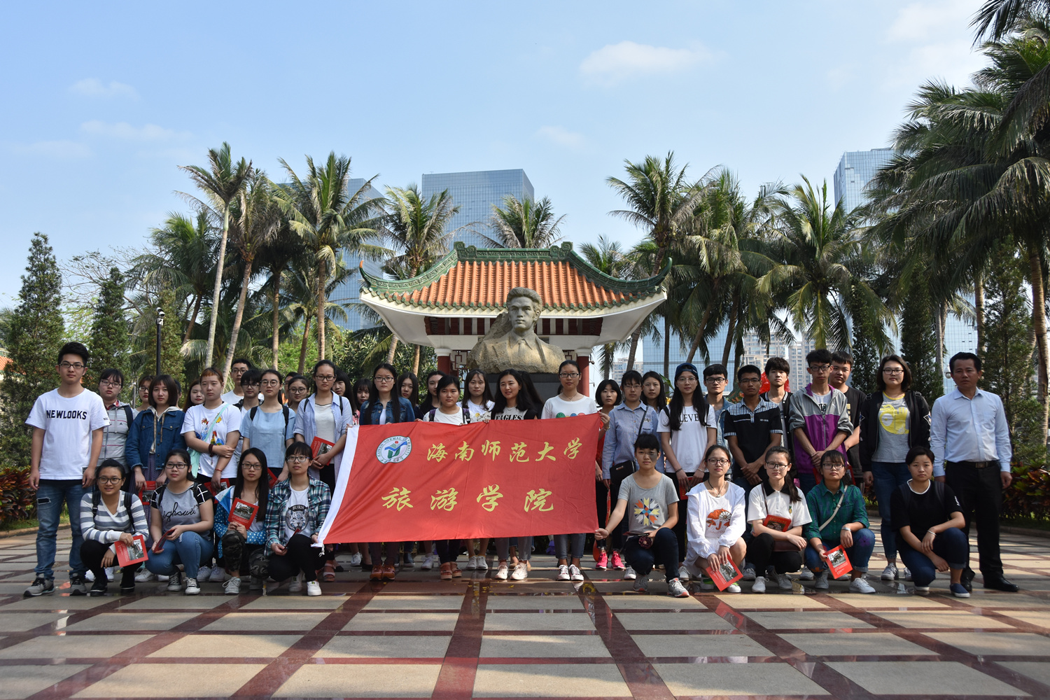 青年之声·旅游学院赴李硕勋烈士纪念亭开展清明祭扫活动