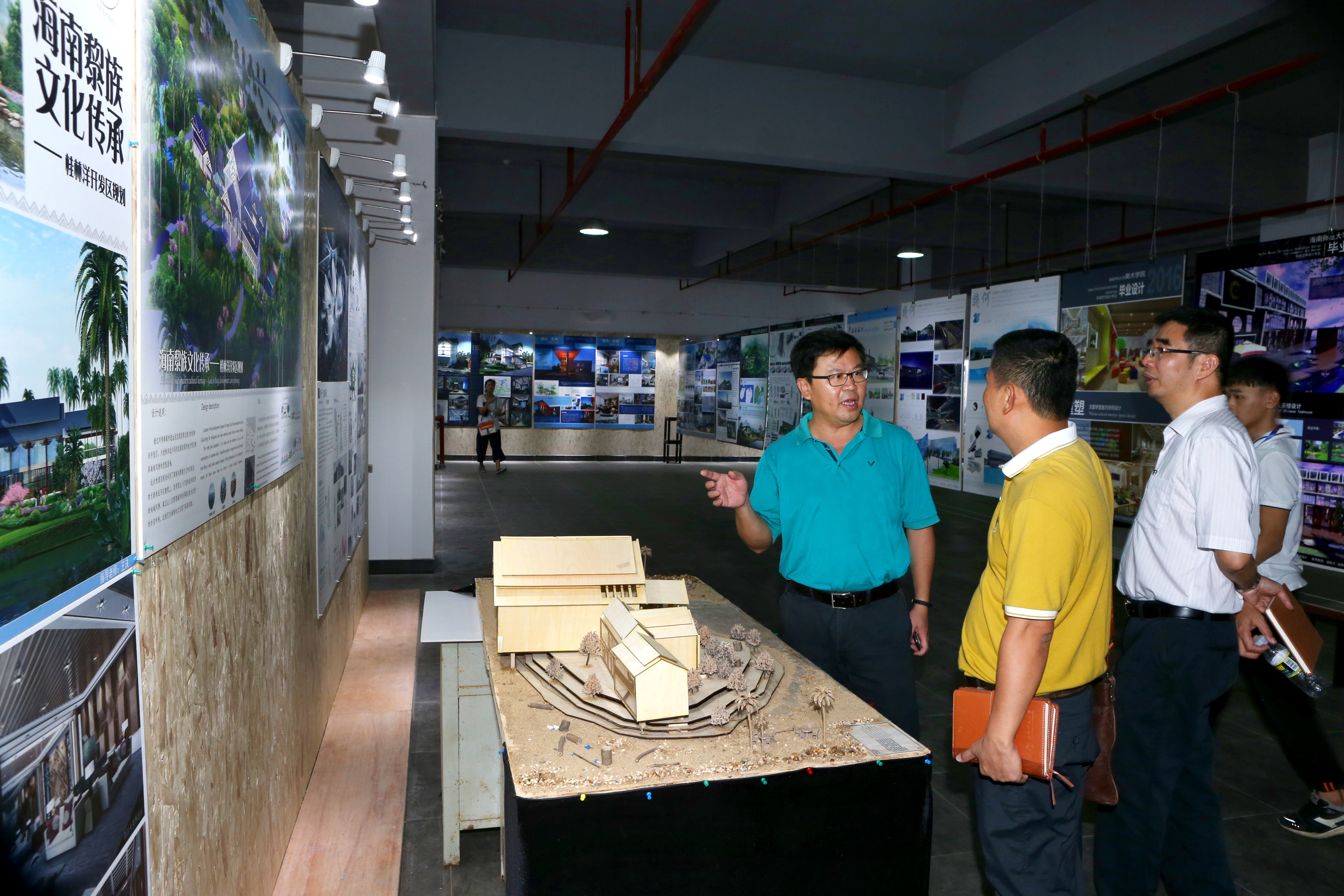 美术学院举办2016届毕业生作品展