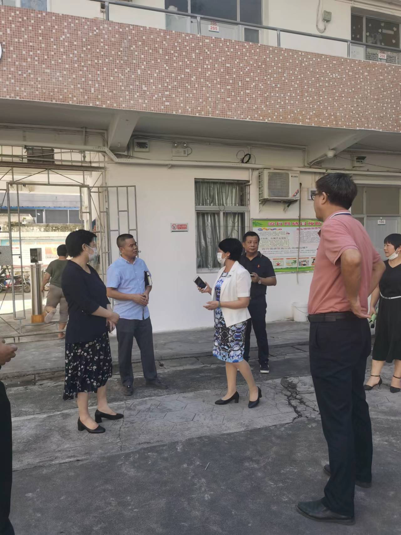 校领导现场办公 强调以生为本切实改善学生宿舍条件