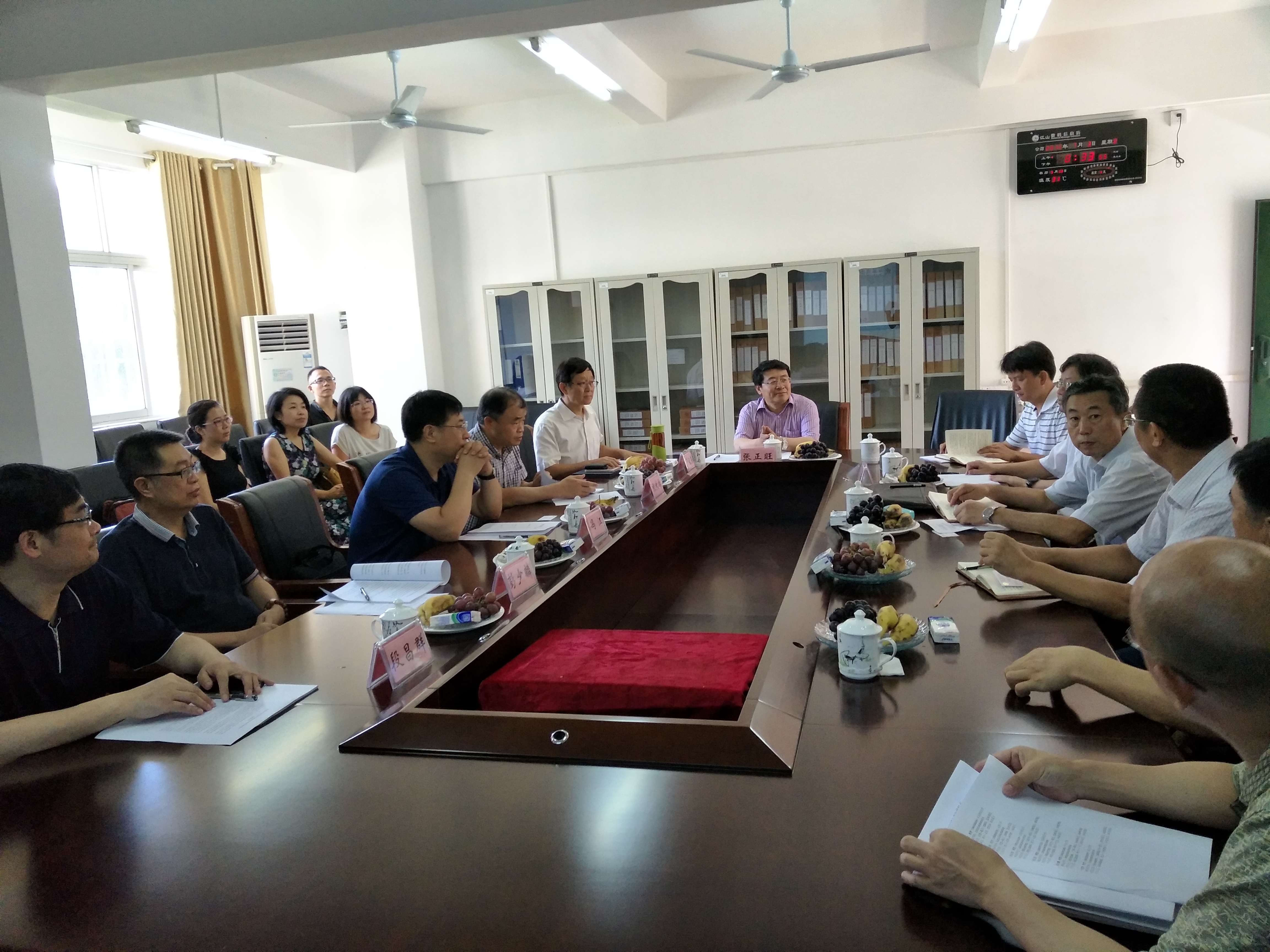 专家组对我校一级学科学位授权点进行评估  