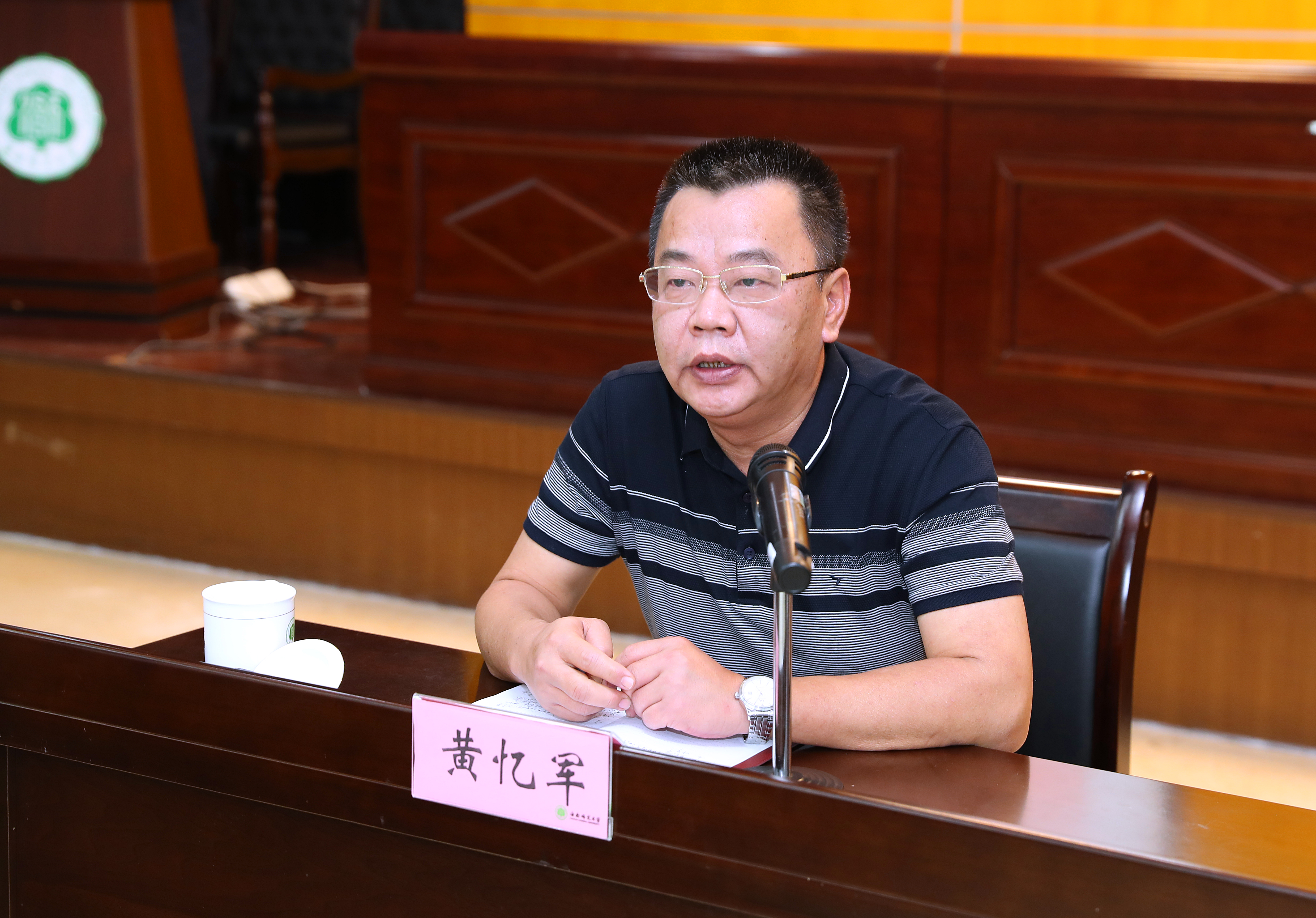 我校召开专题学习座谈会传达学习习近平总书记在学校思想政治理论课教师座谈会上的讲话