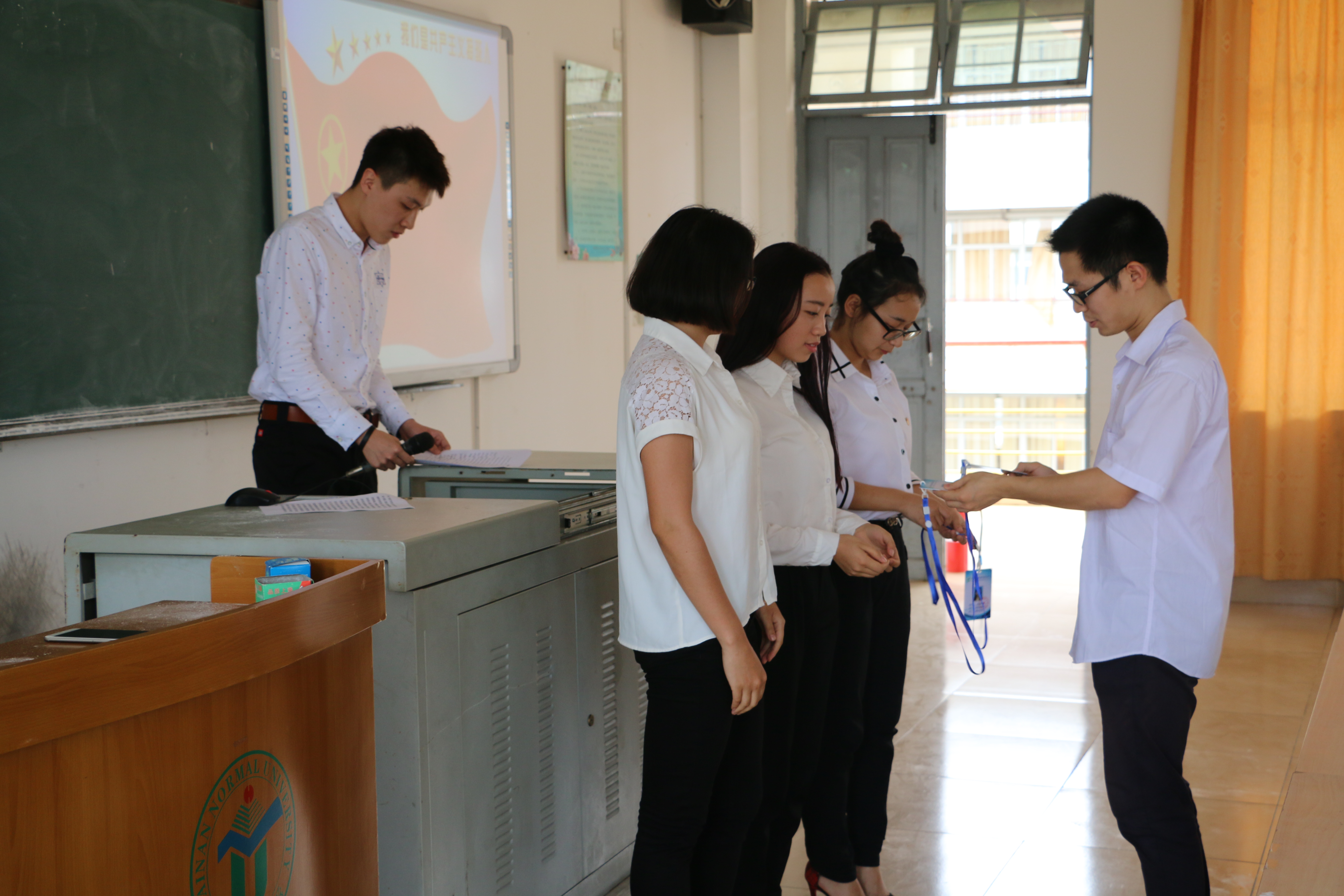 在新学院中迸发创新的力量――记新闻传播与影视学院团员代表会