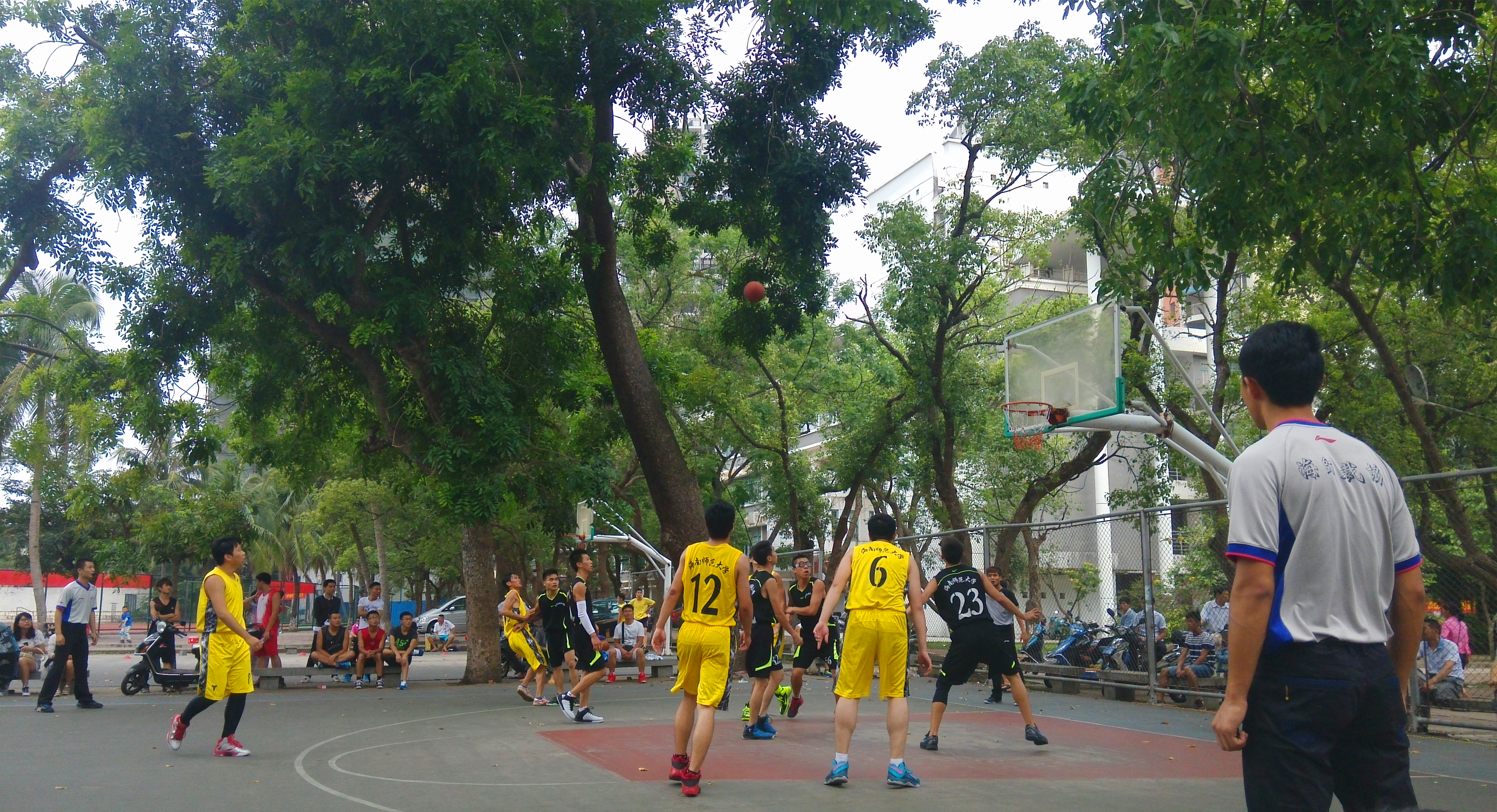 挥洒汗水，铭刻回忆――记物电学院“欢送杯”篮球比赛