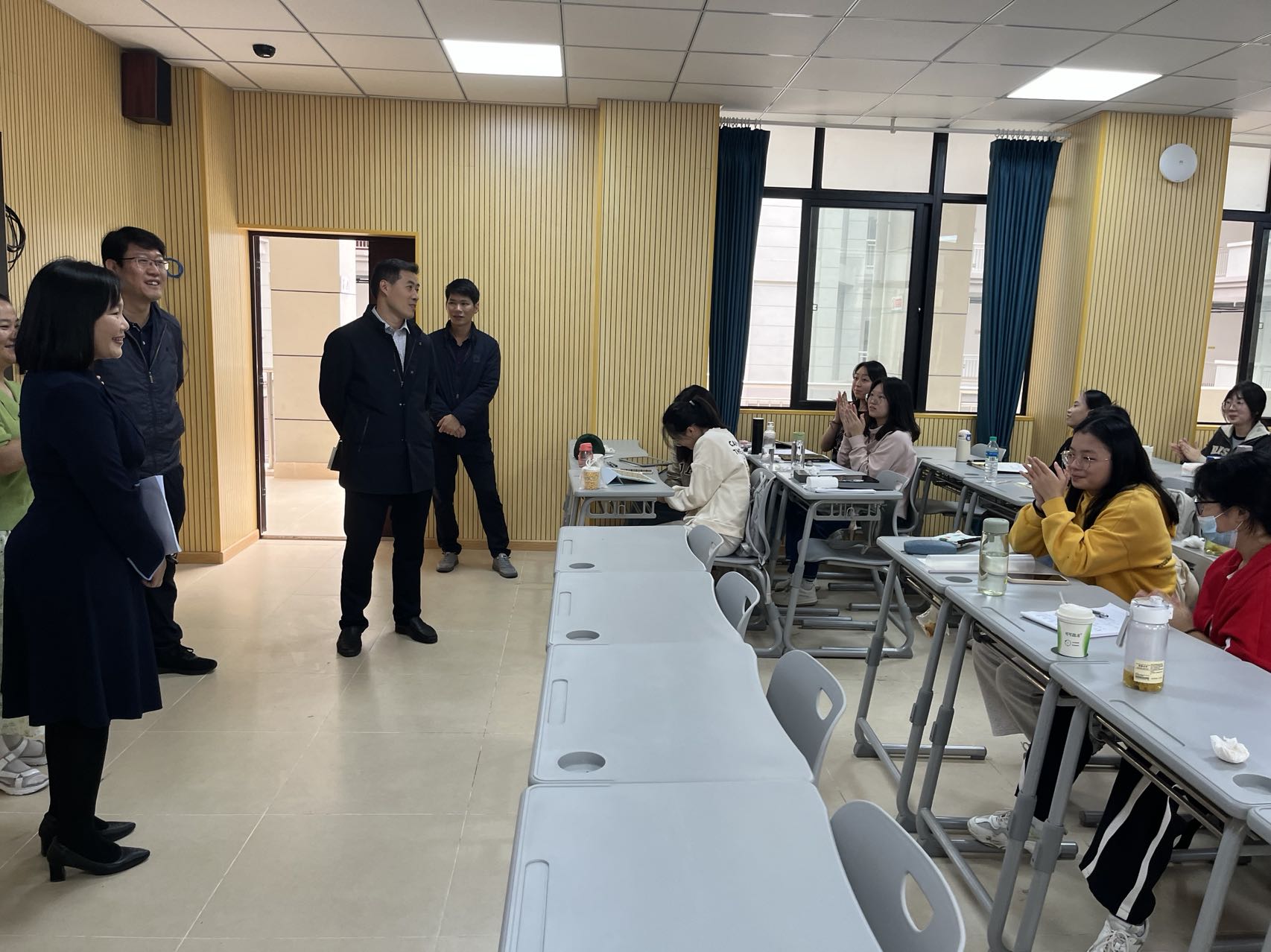 校领导进行开学检查并与师生共上开学第一课