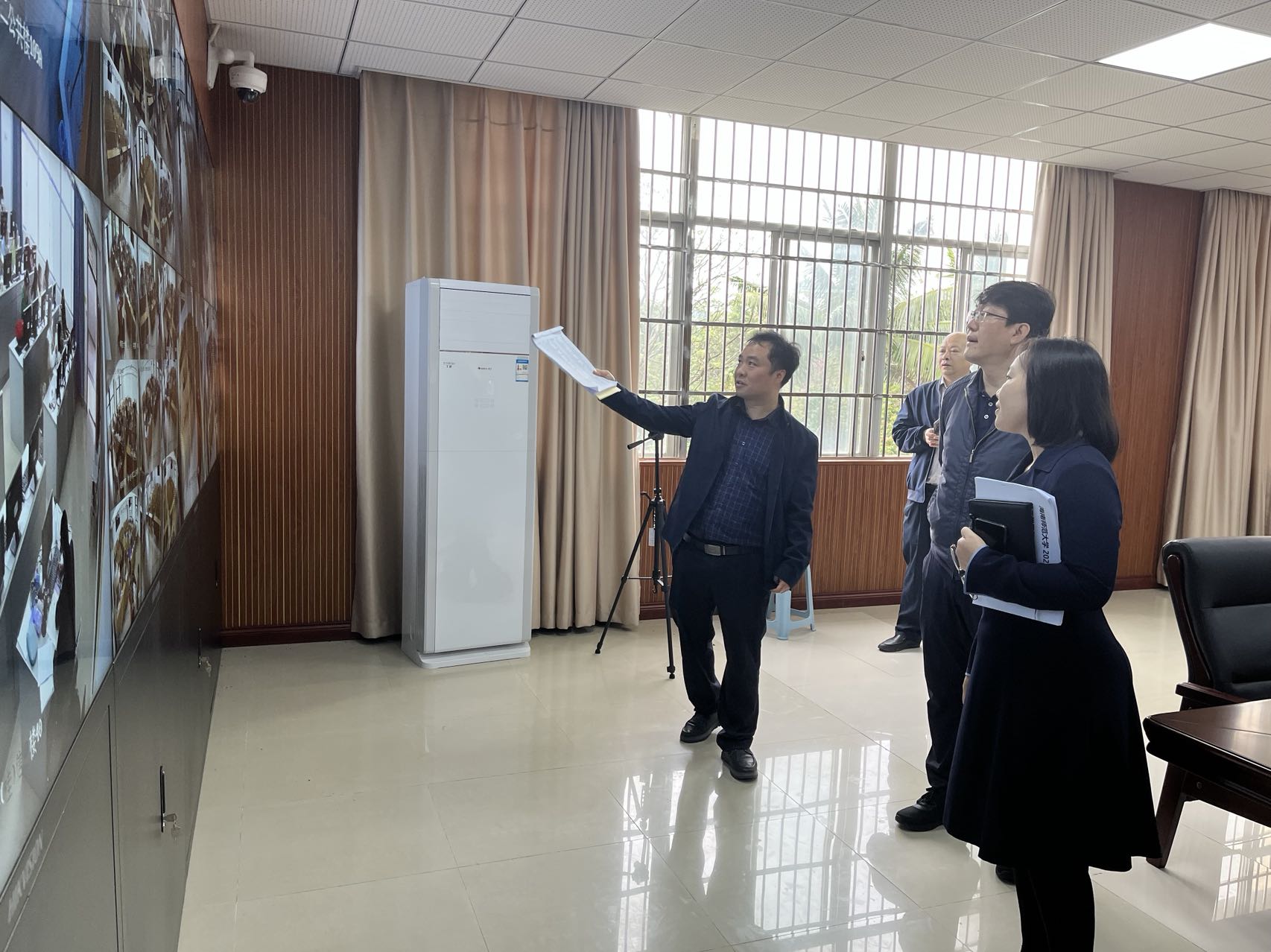 校领导进行开学检查并与师生共上开学第一课