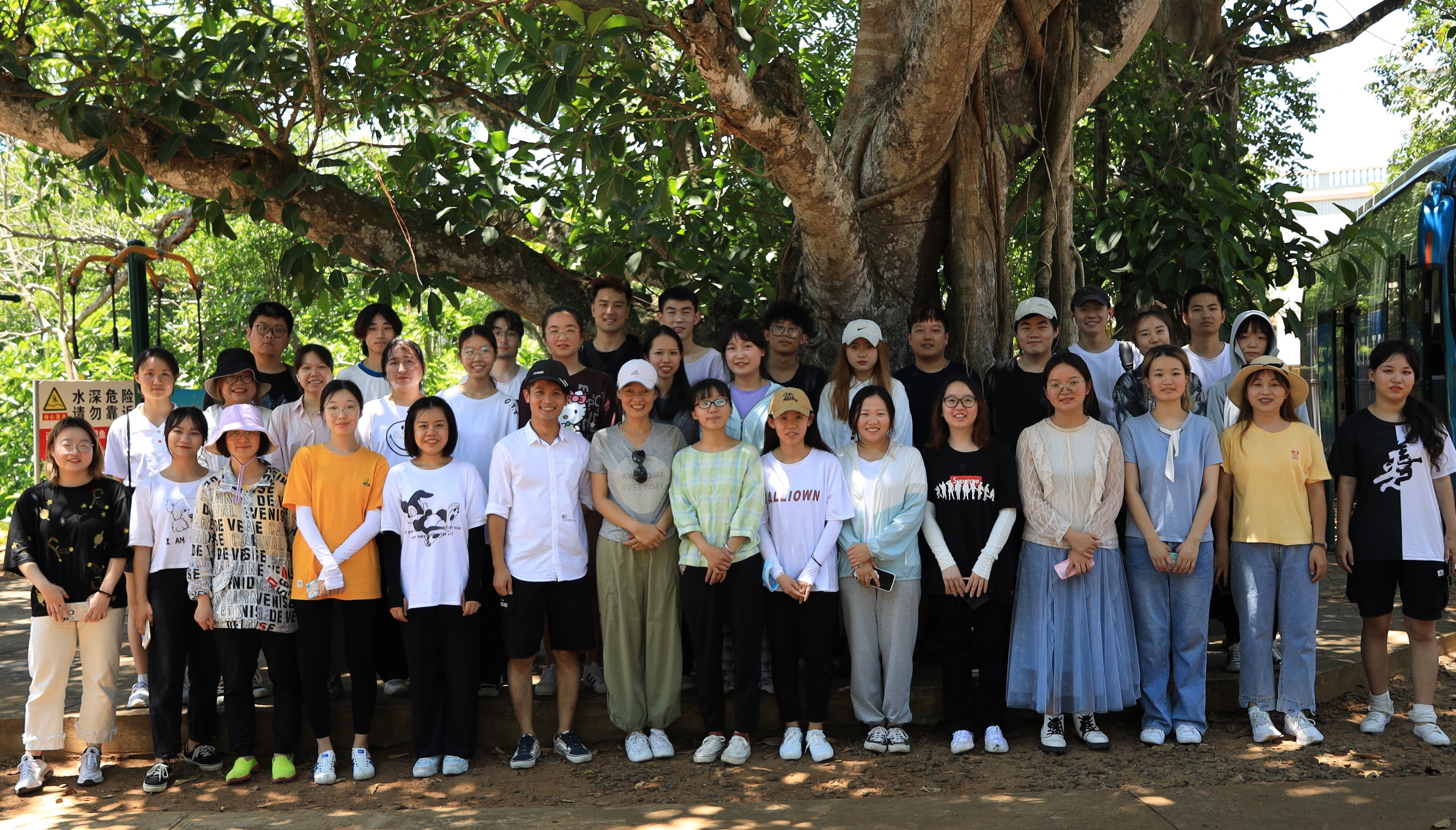 “蕉”相辉映 ・ 为爱而来  海师学子赴博洽村开展助农香蕉义卖活动