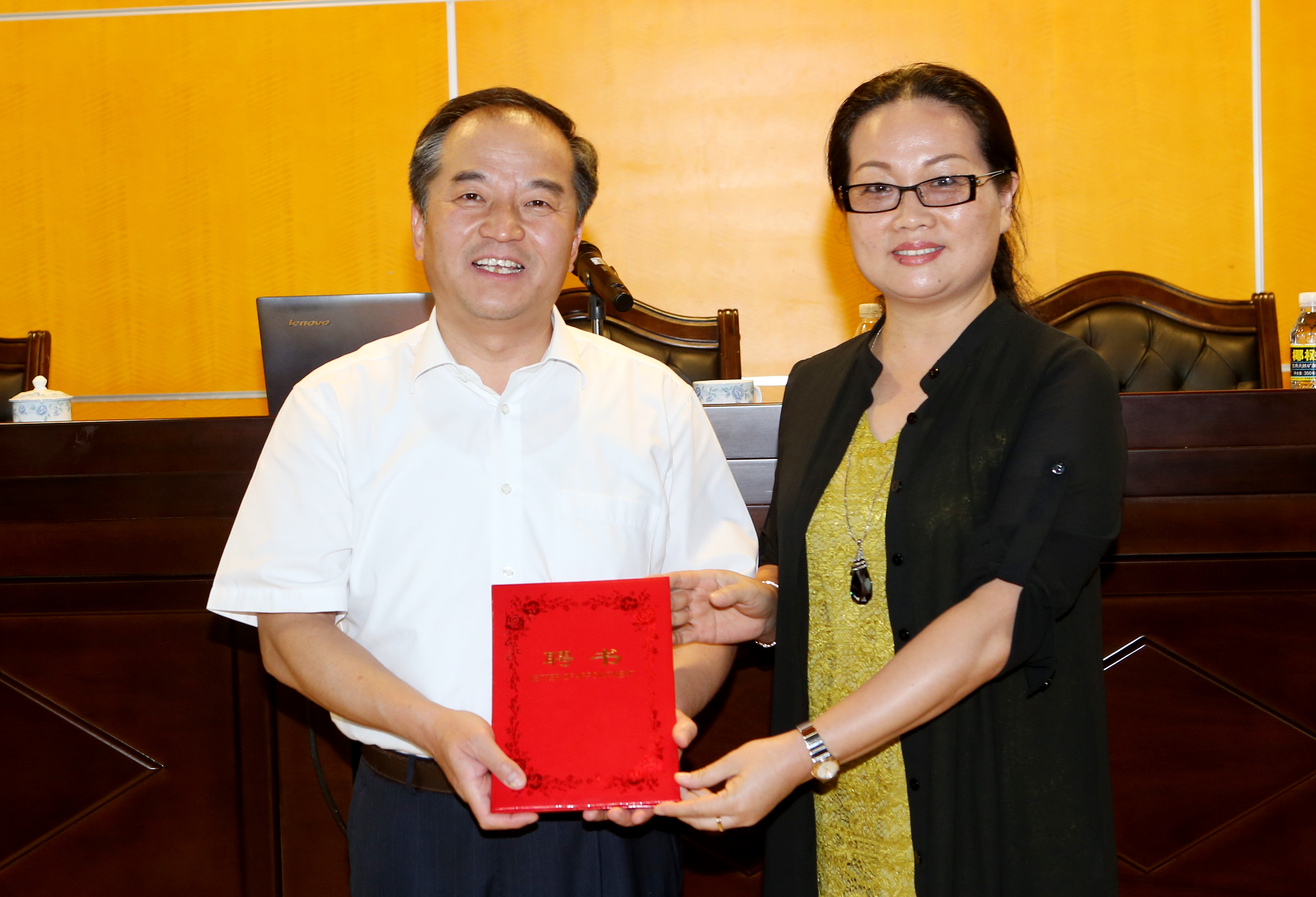 我校举行“两学一做”学习教育专题培训讲座安令裕主讲