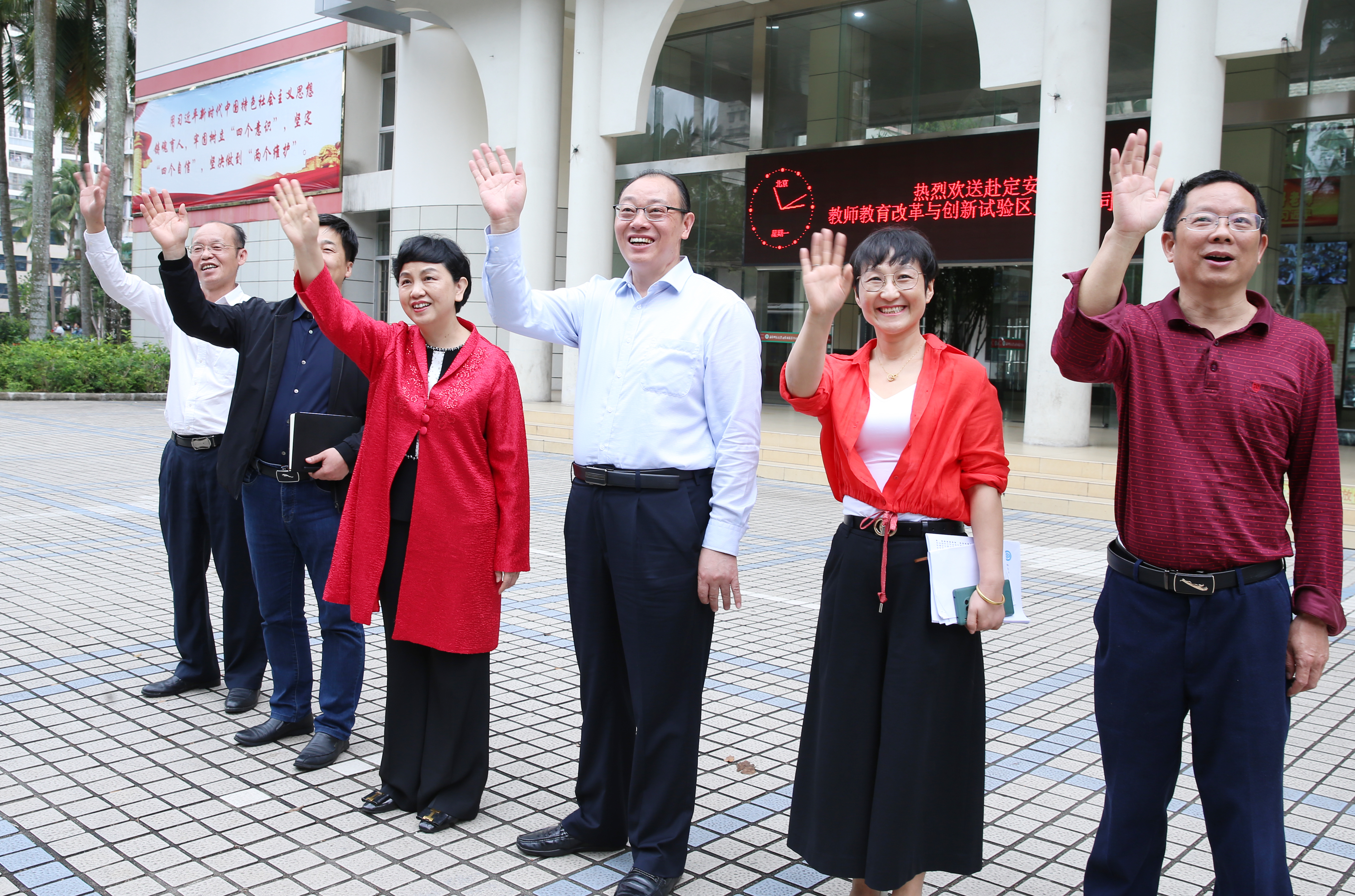 李红梅嘱咐支教生：践行“四有”好老师要求，做海南教师教育改革与创新的先行者、示范者--我校向定安县教师教育改革与创新试验区派出第一批支教大学生