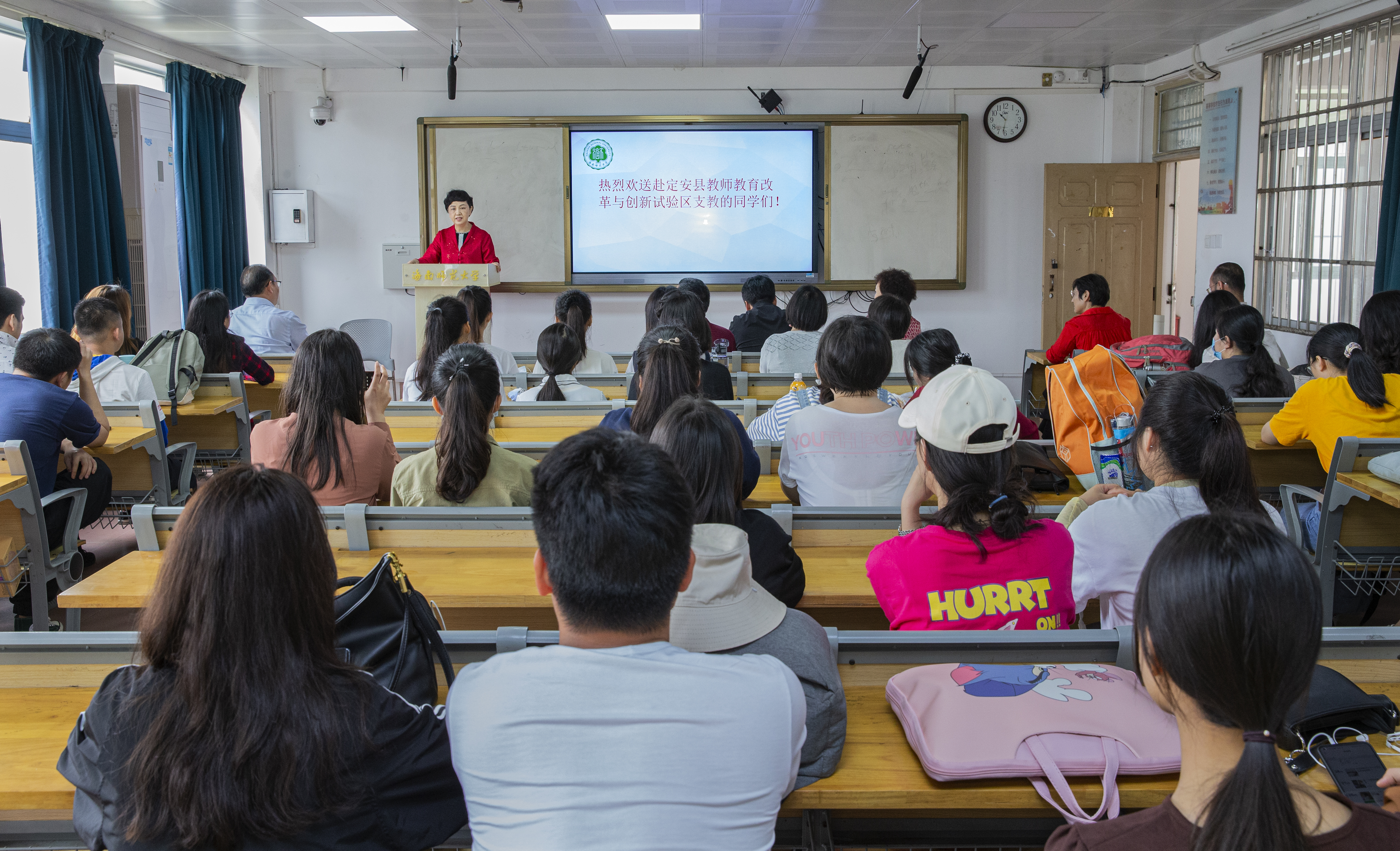 李红梅嘱咐支教生：践行“四有”好老师要求，做海南教师教育改革与创新的先行者、示范者--我校向定安县教师教育改革与创新试验区派出第一批支教大学生