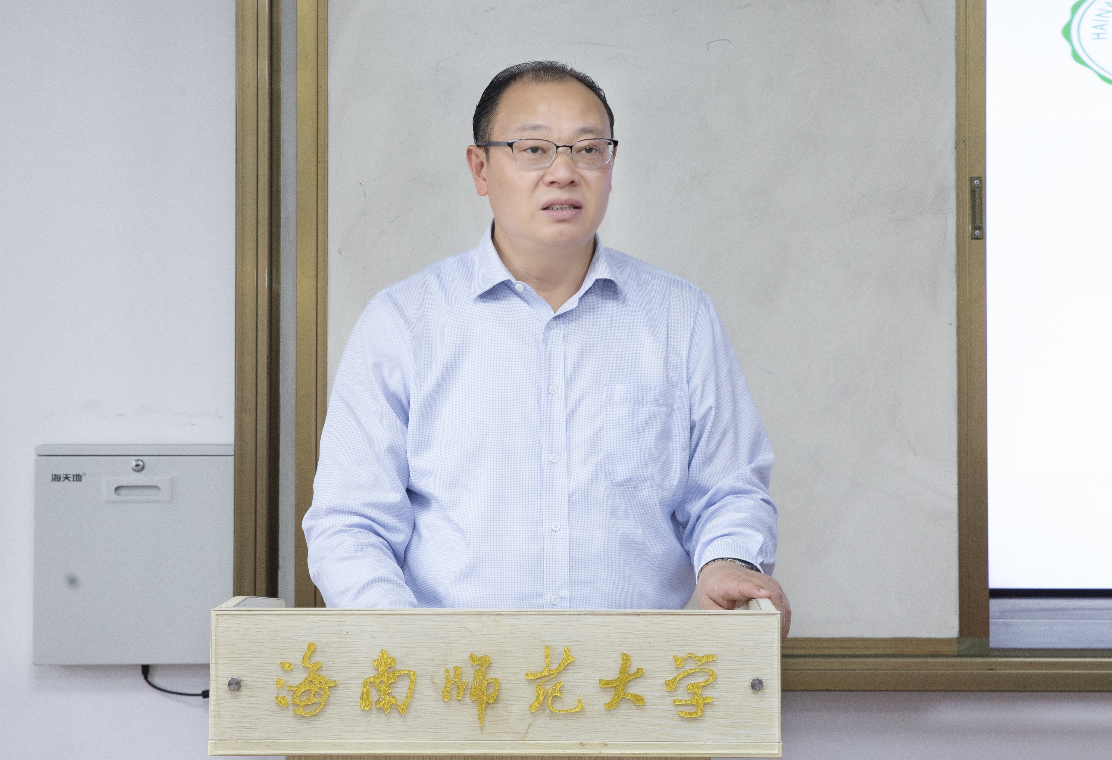 李红梅嘱咐支教生：践行“四有”好老师要求，做海南教师教育改革与创新的先行者、示范者--我校向定安县教师教育改革与创新试验区派出第一批支教大学生