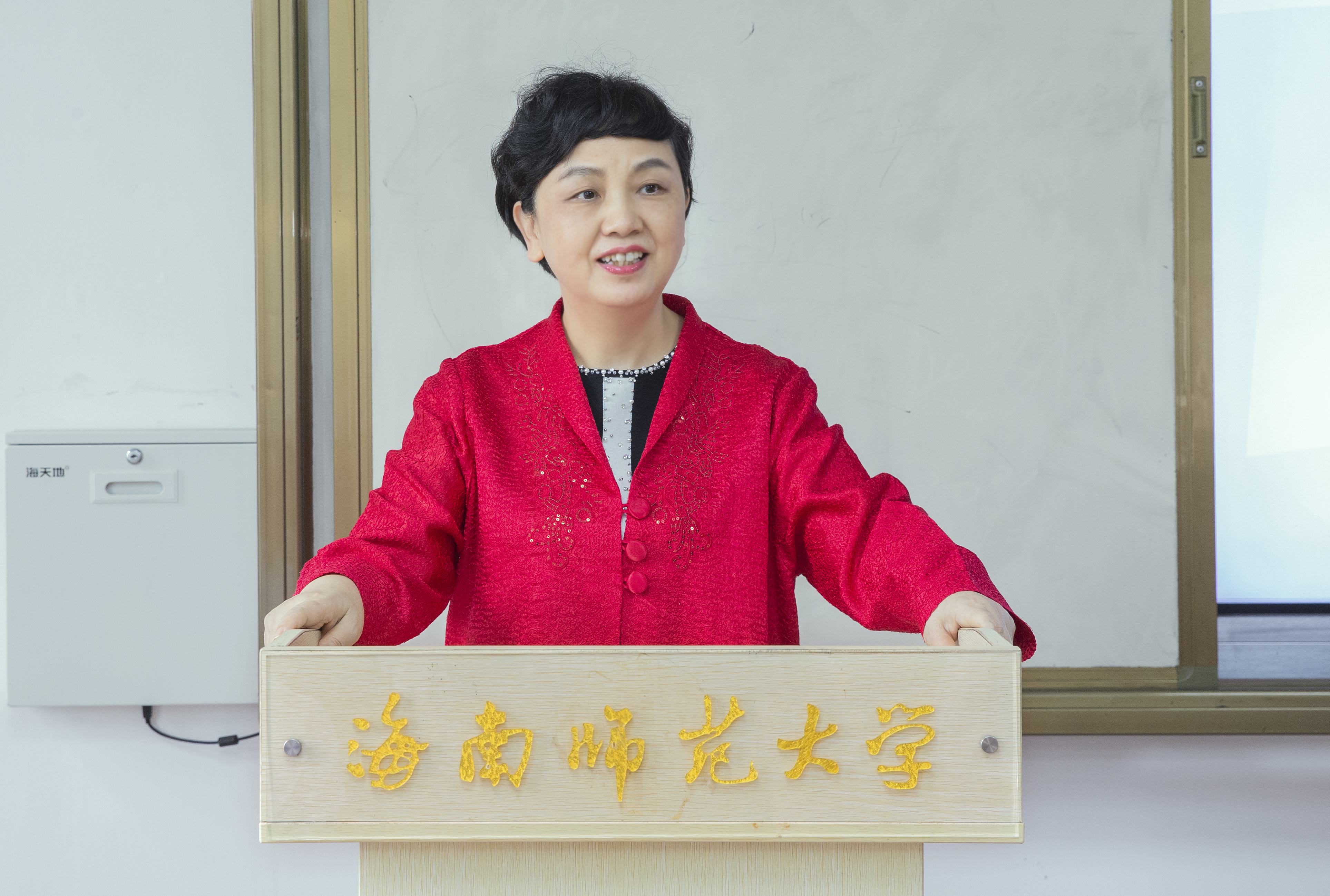 李红梅嘱咐支教生：践行“四有”好老师要求，做海南教师教育改革与创新的先行者、示范者--我校向定安县教师教育改革与创新试验区派出第一批支教大学生