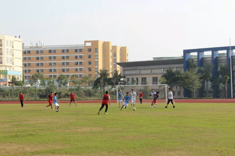 绿茵点亮梦想，激情舞动青春――记政法学院三走系列活动之足球友谊赛