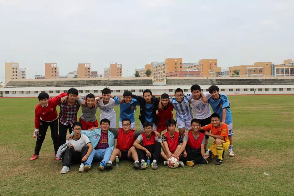 绿茵点亮梦想，激情舞动青春――记政法学院三走系列活动之足球友谊赛