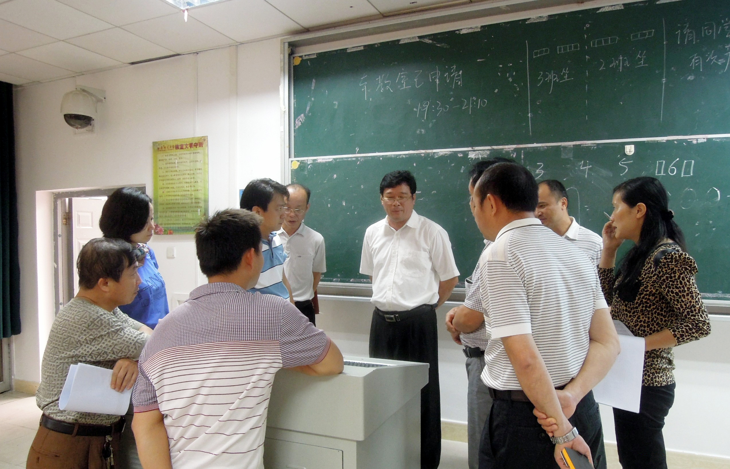 校领导深入各部门调研检查工作