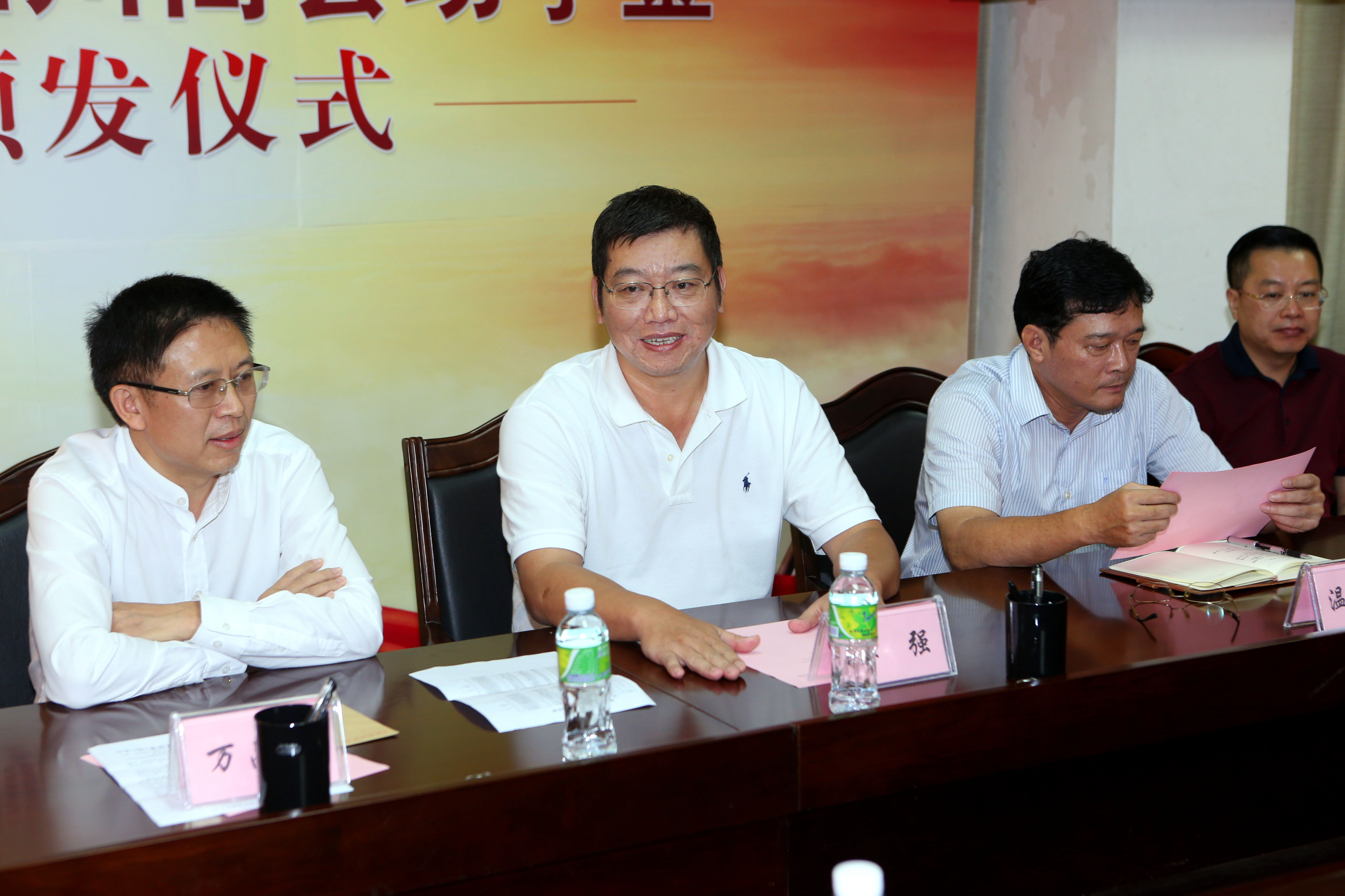 我校举办“海南省四川商会助学金”颁发仪式