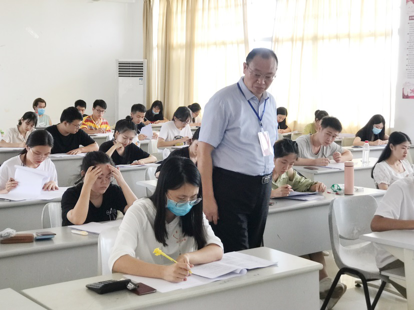 校领导深入期末考试考场巡查