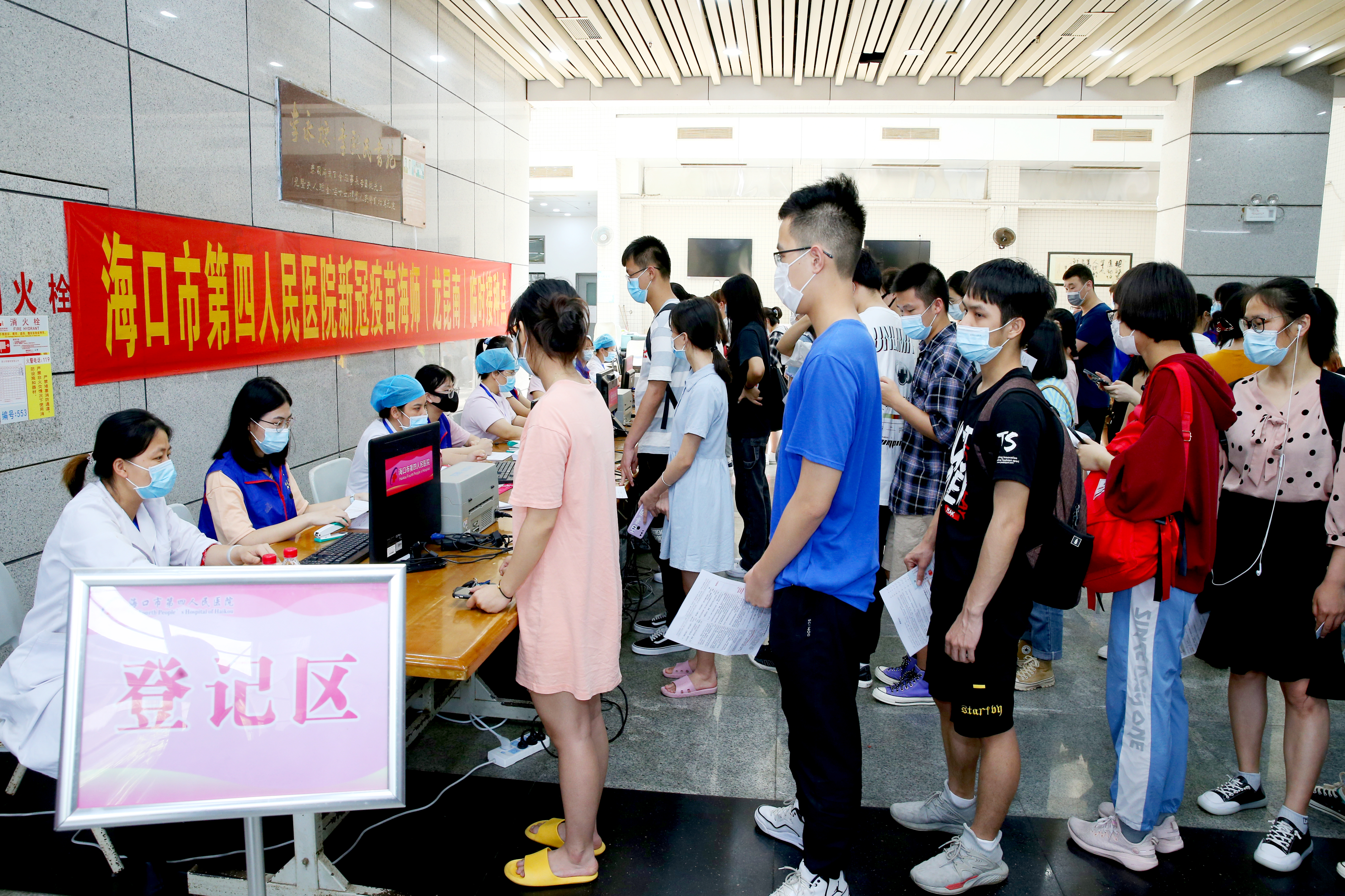 李红梅等校领导带头接种新冠疫苗