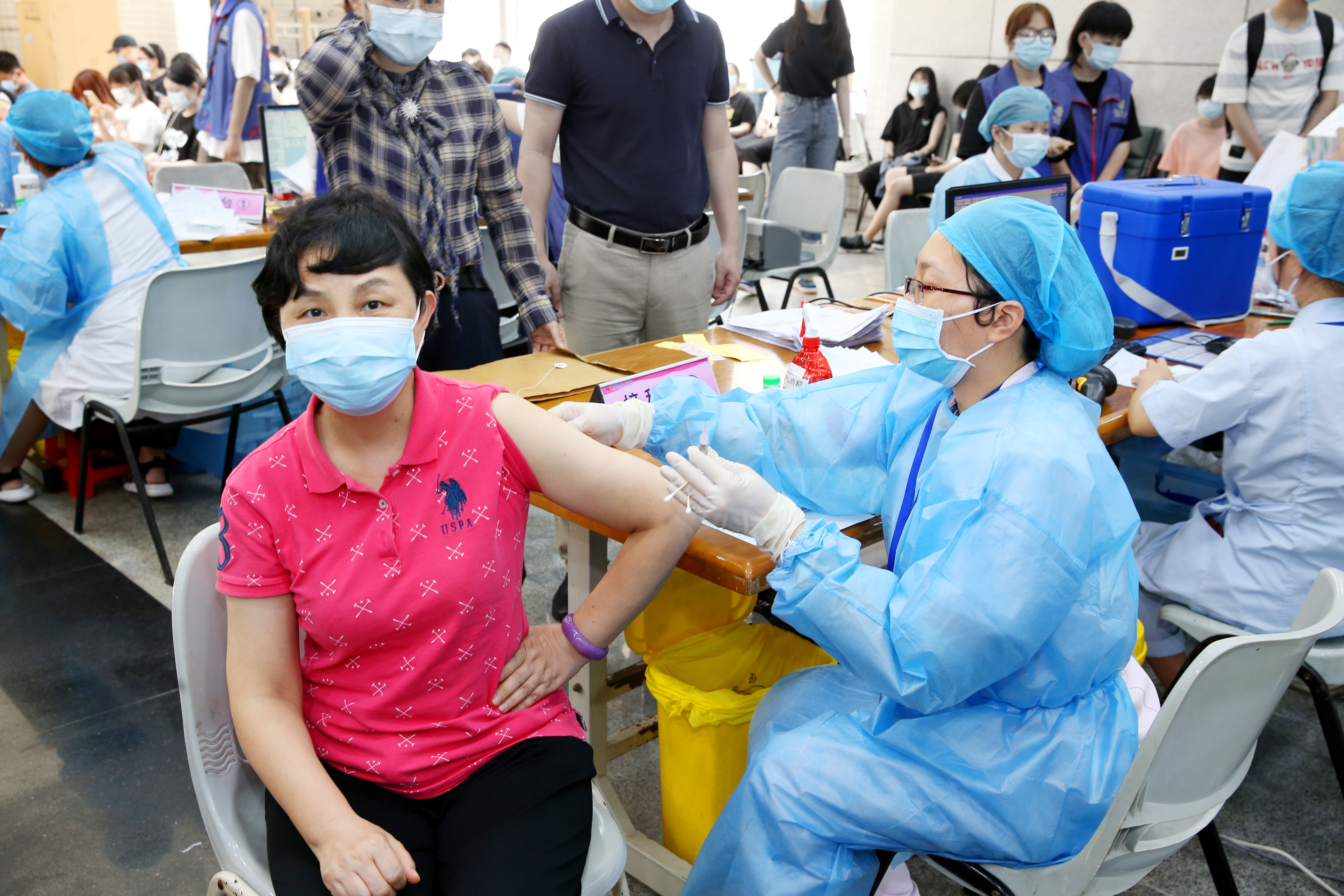 李红梅等校领导带头接种新冠疫苗