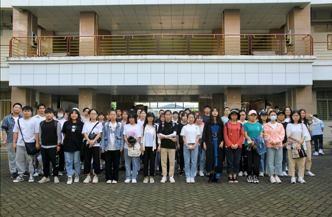 青年之声・记海南师范大学历史文化学院创新创业实践周系列活动之“栩栩琼史• 青春诉听”陈列展