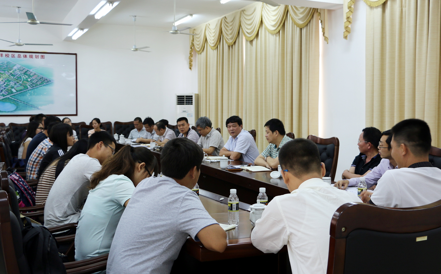 我校举行本学期首次校领导与学生见面会