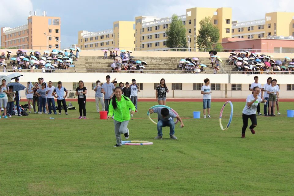 并肩挥汗赛场，携手演绎青春――记政法学院趣味运动会