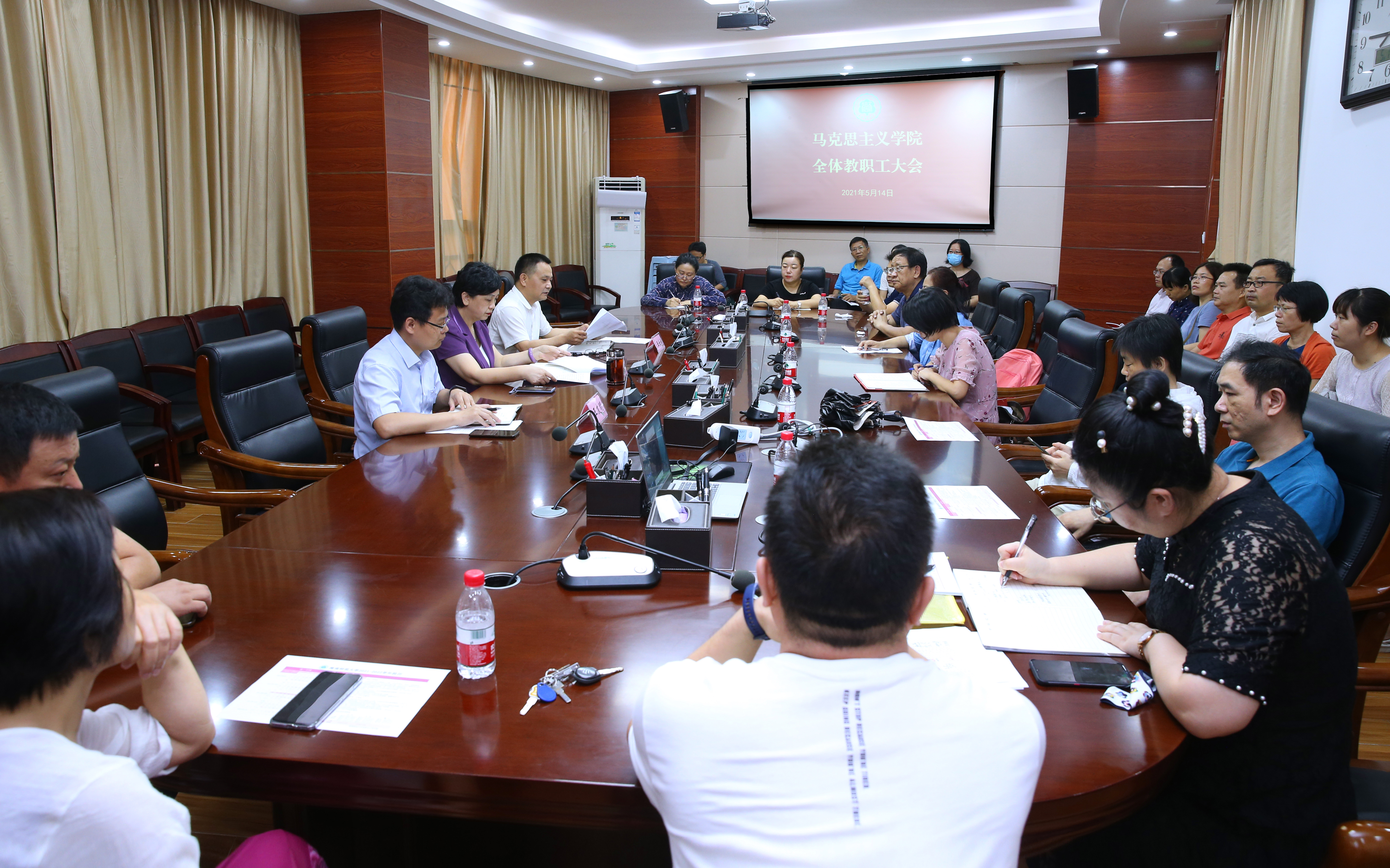 李红梅在马克思主义学院全体教职工大会上强调：要建设团结、和谐、奋进的马克思主义学院