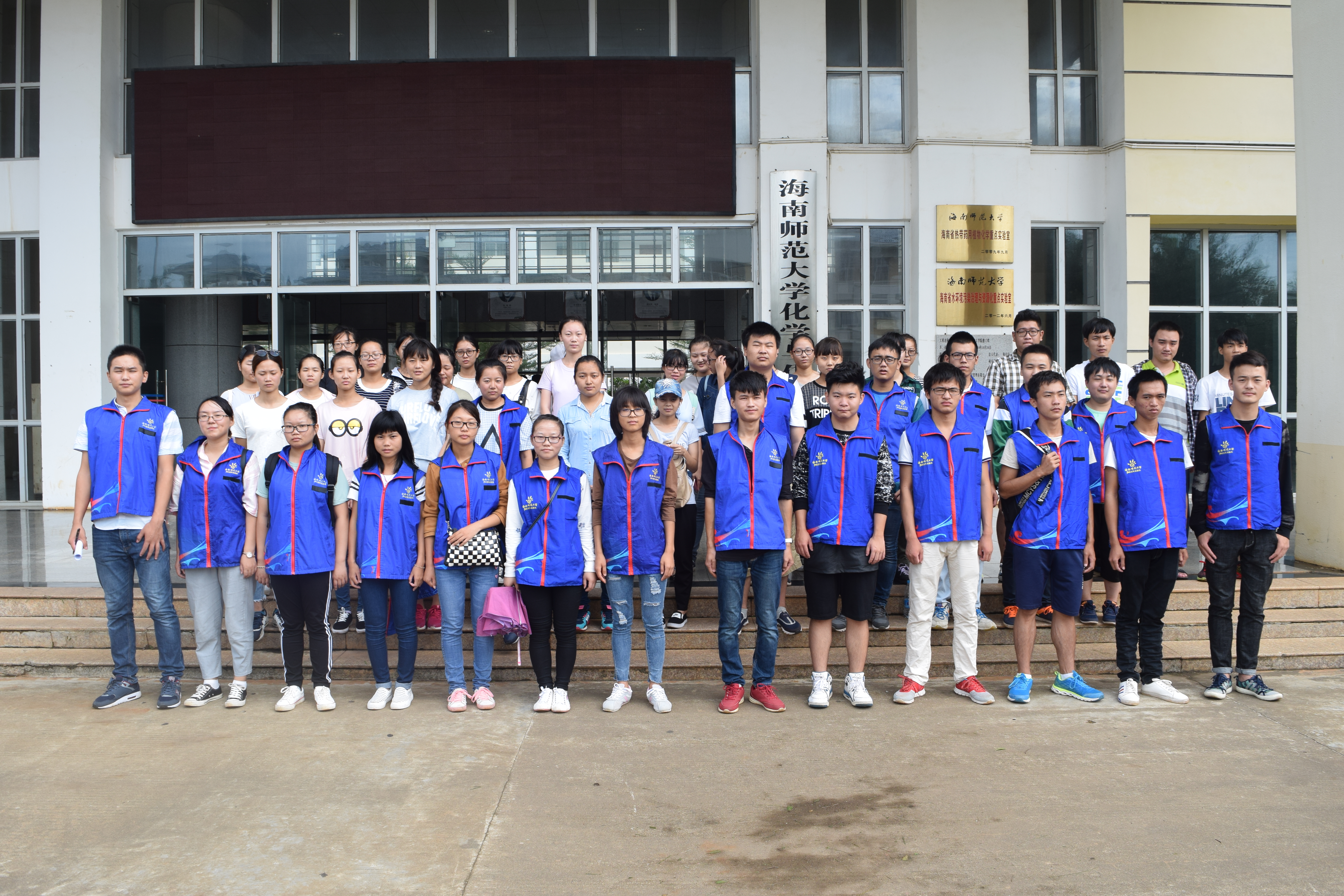 化学与化工学院积极开展灾后清扫工作