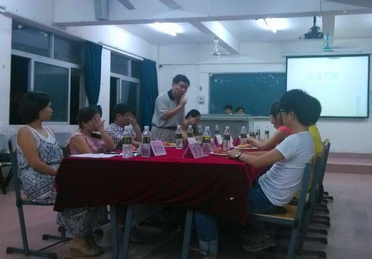 　厉兵秣马  奋战明天——记物理与电子工程学院考研交流会