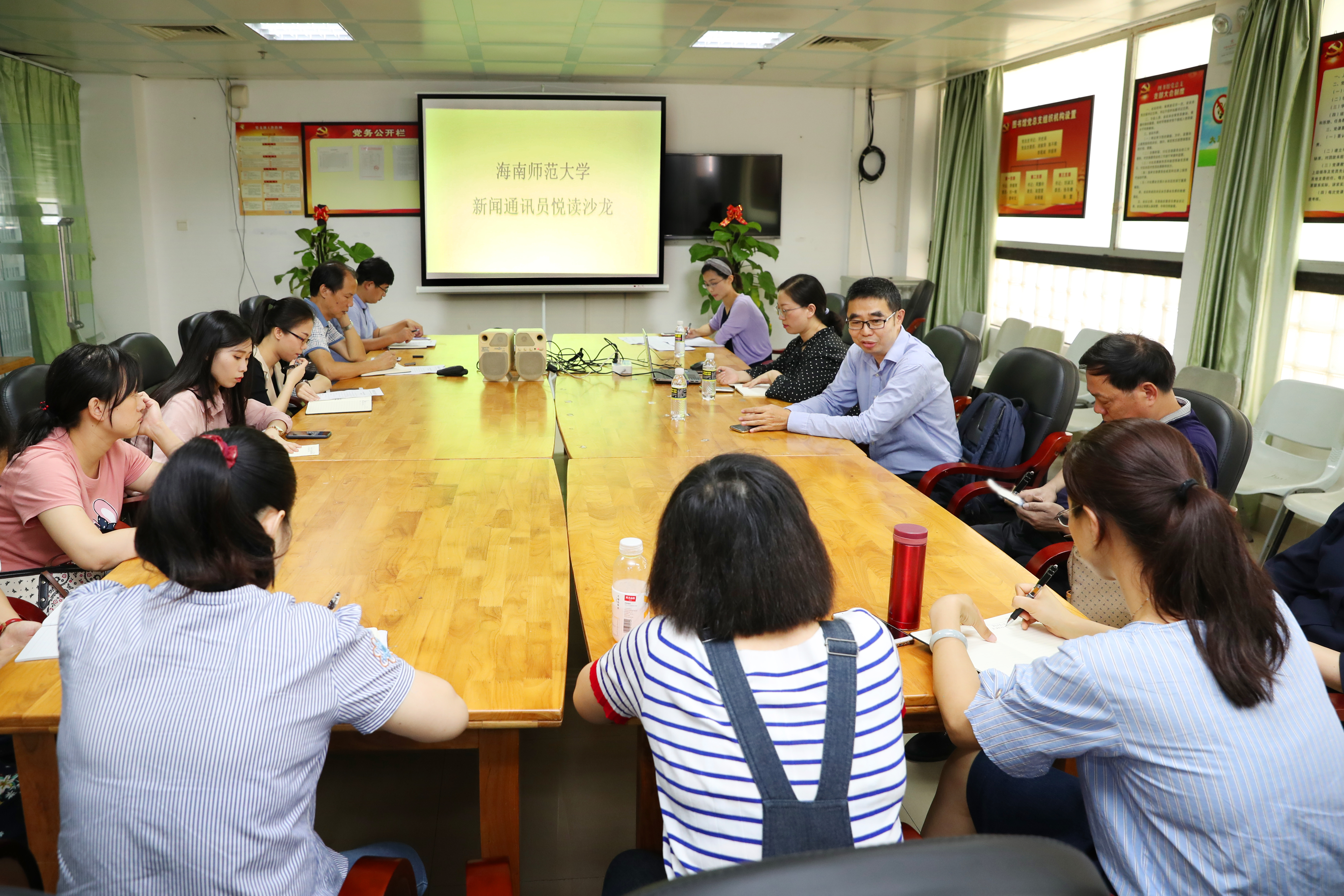 海南日报记者进校园 传授新闻采写技巧