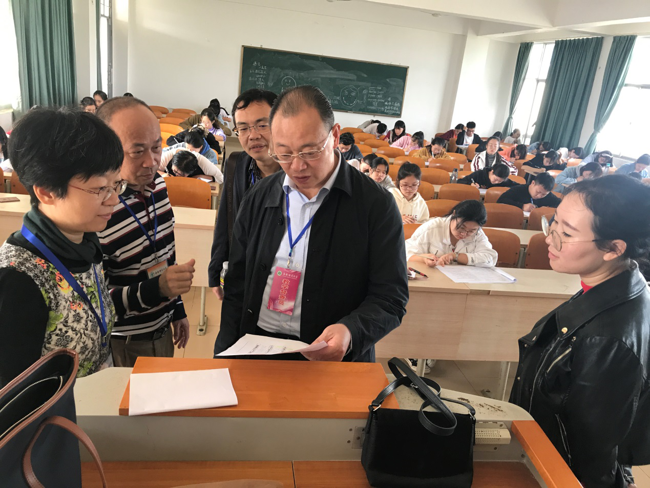 校领导深入期末考试考场巡查