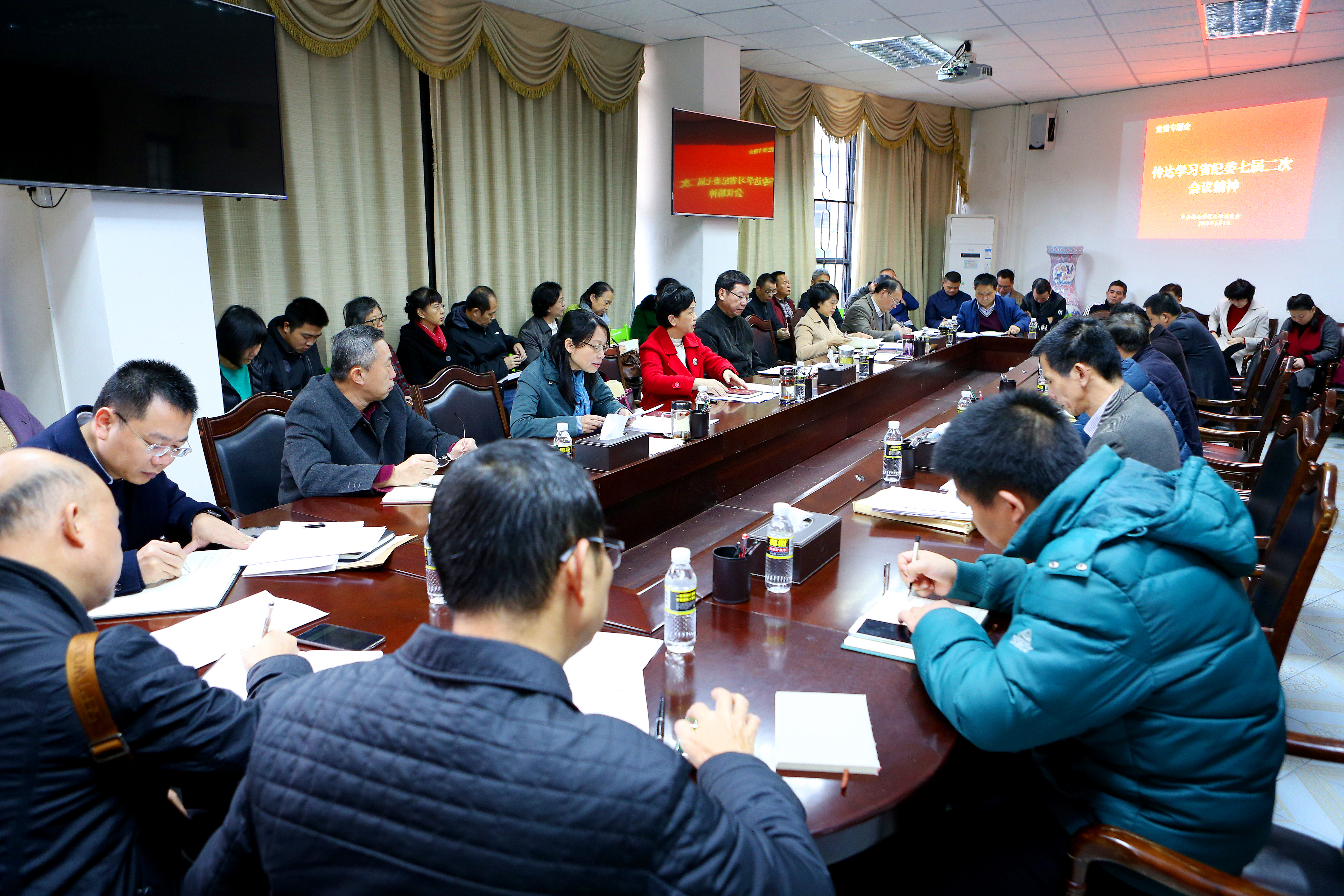 校党委理论中心组召开学习扩大会议