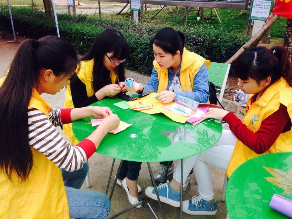 快乐手工，快乐时光――记教育科学学院手工授课