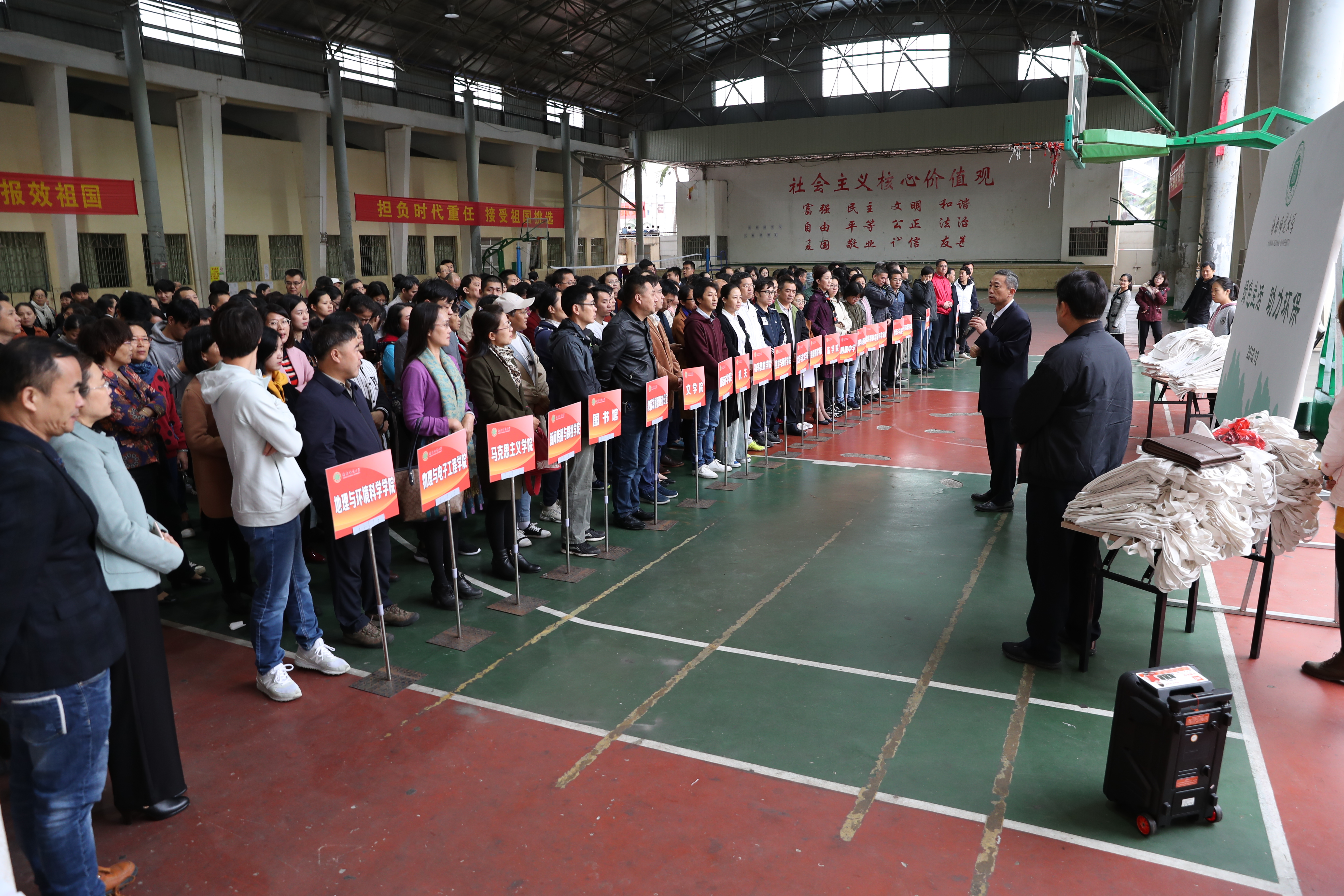 学校举办“绿色生活・助力环保”签名活动