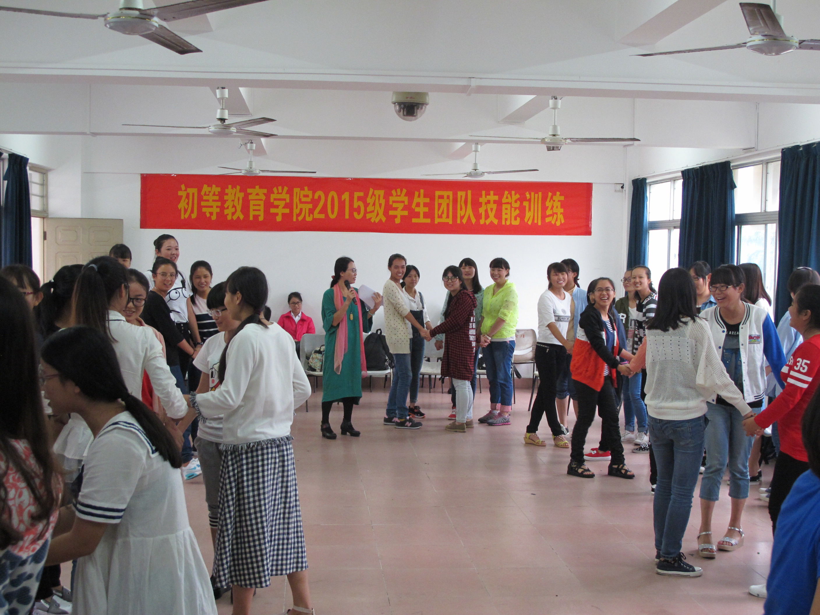 训练新技能,开启心征程――记初等教育学院2015年新生团队技能训练