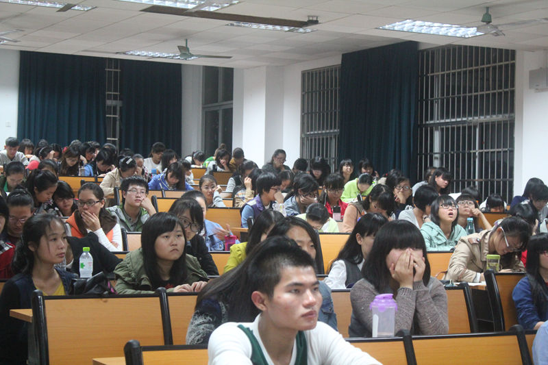 如何成为一名优秀的小学教师――记初等教育学院王标老师新生讲座