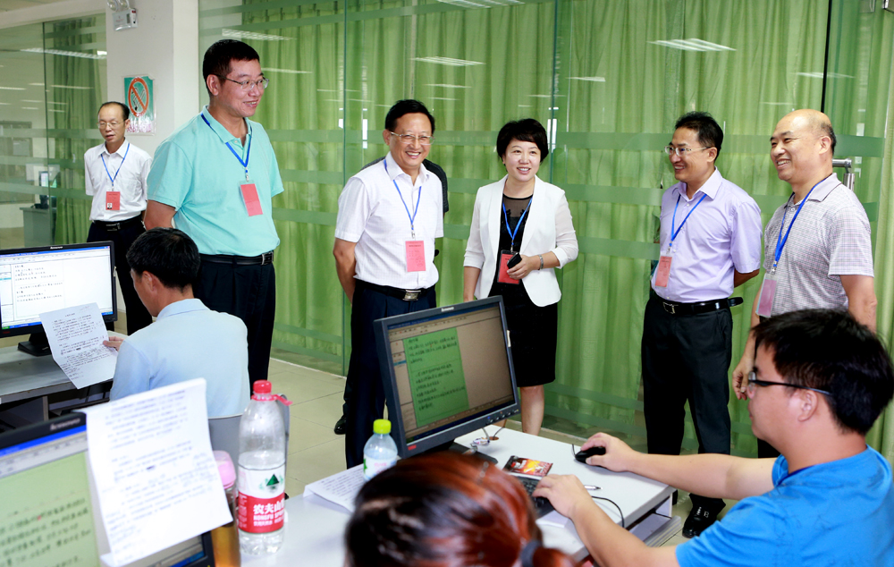 张震华、曹献坤等领导到我校检查高考评卷工作