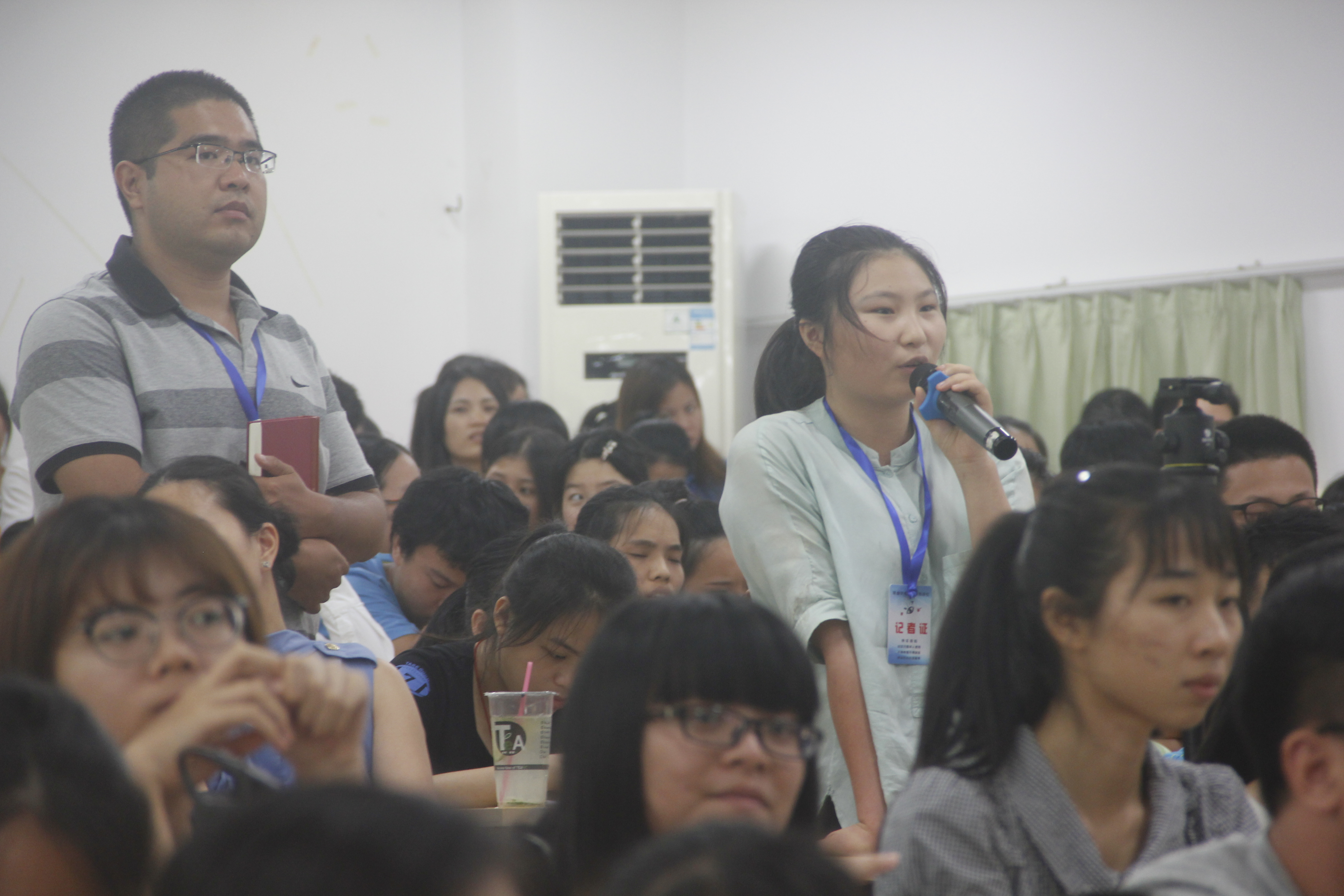 点燃阅读星火,书香校园文化——记文学院学子参加作家阿来讲座