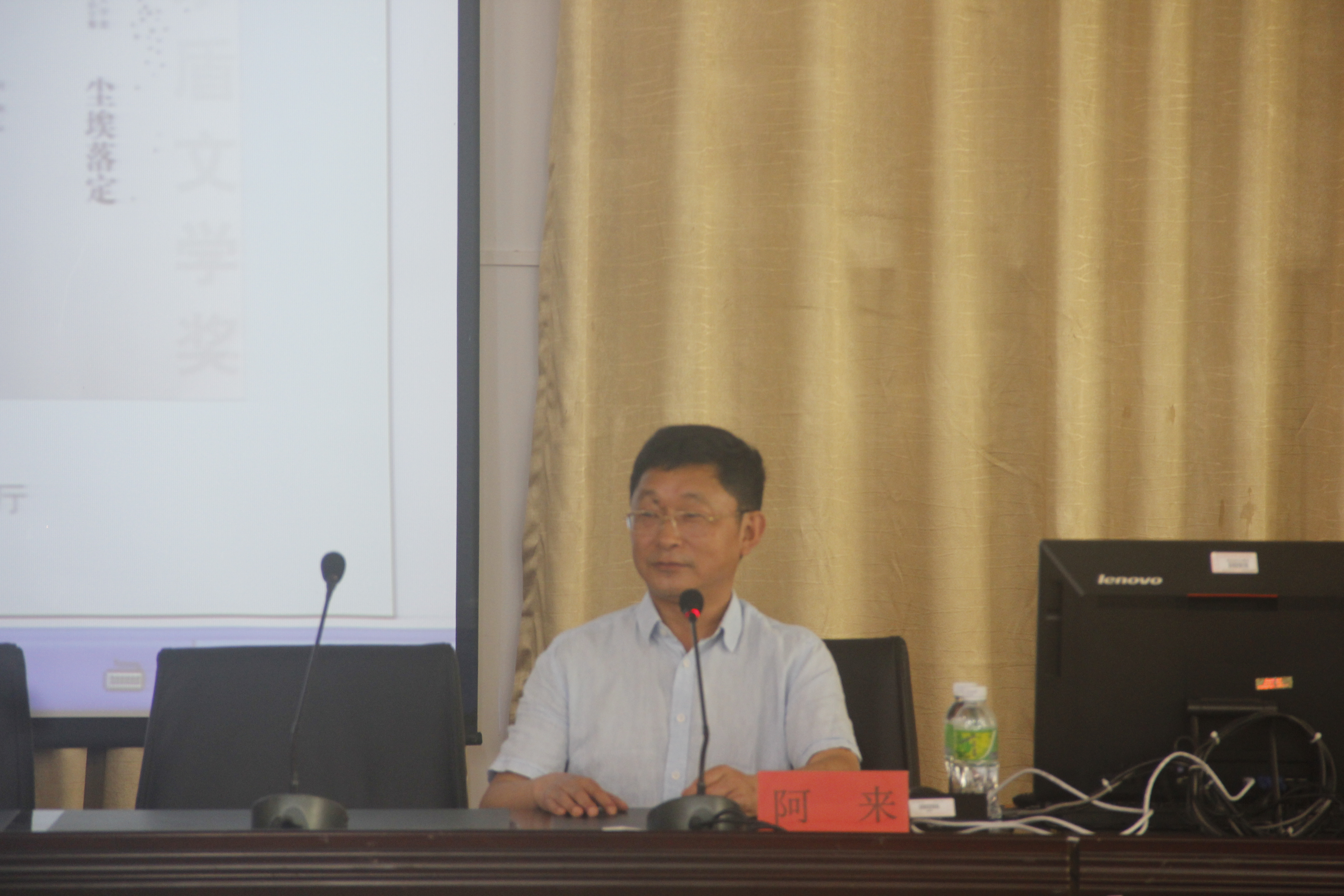 点燃阅读星火,书香校园文化——记文学院学子参加作家阿来讲座