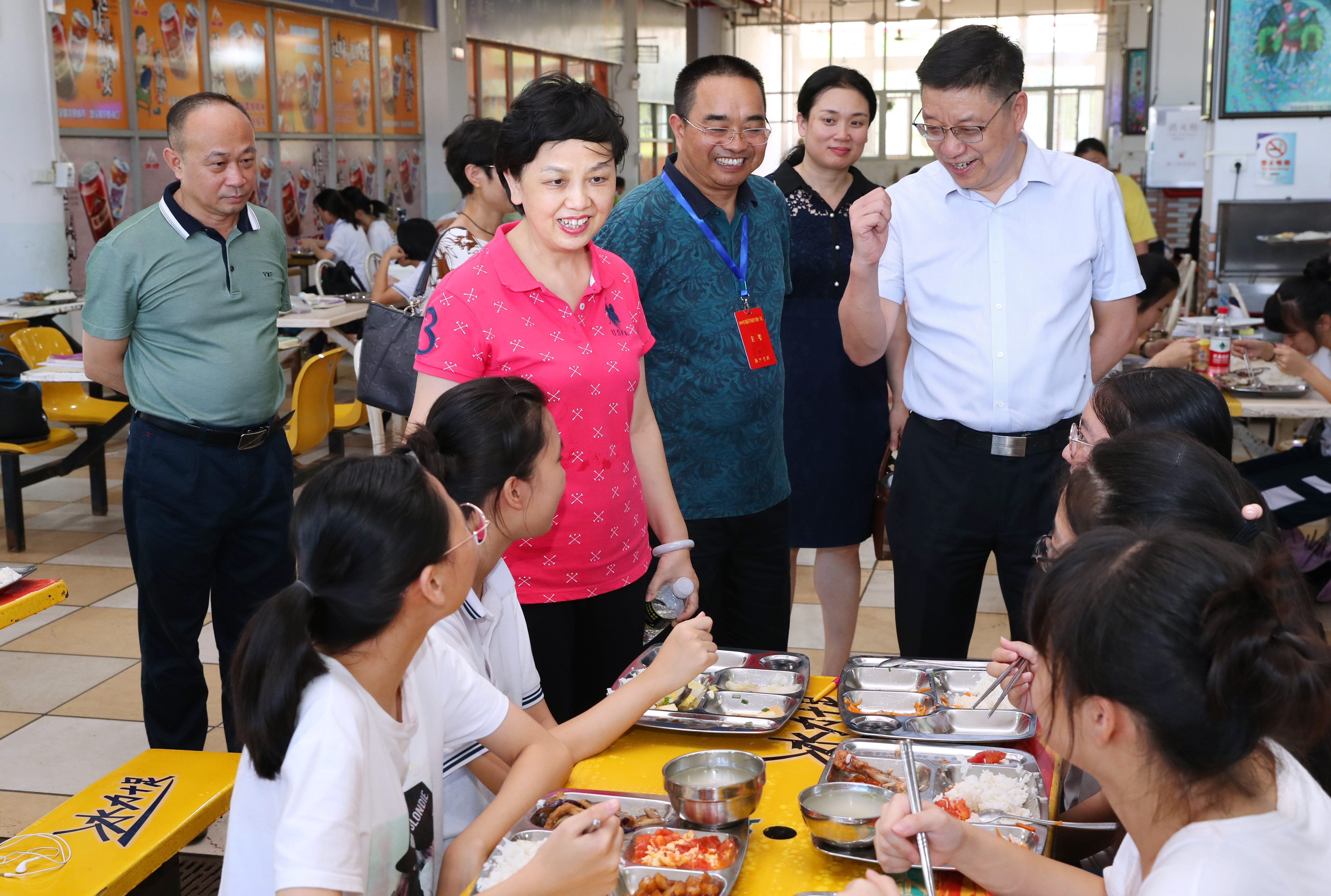 党委书记李红梅高考前看望附中高三学生