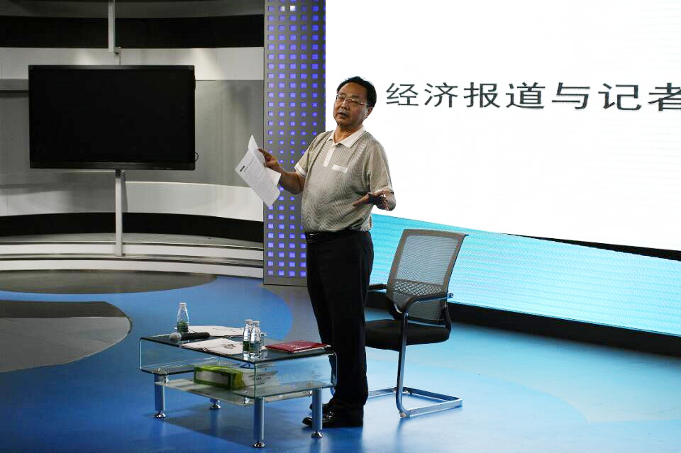 培育长远目光，着眼新闻实践――记《经济日报》海南站站长何伟在新闻传播与影视学院开展讲话
