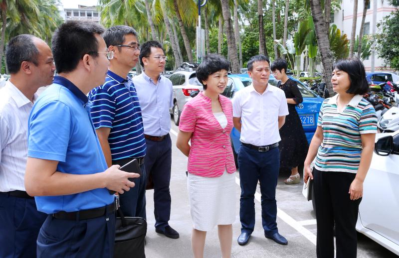海口市教育局领导到我校检查校园文明创建工作情况