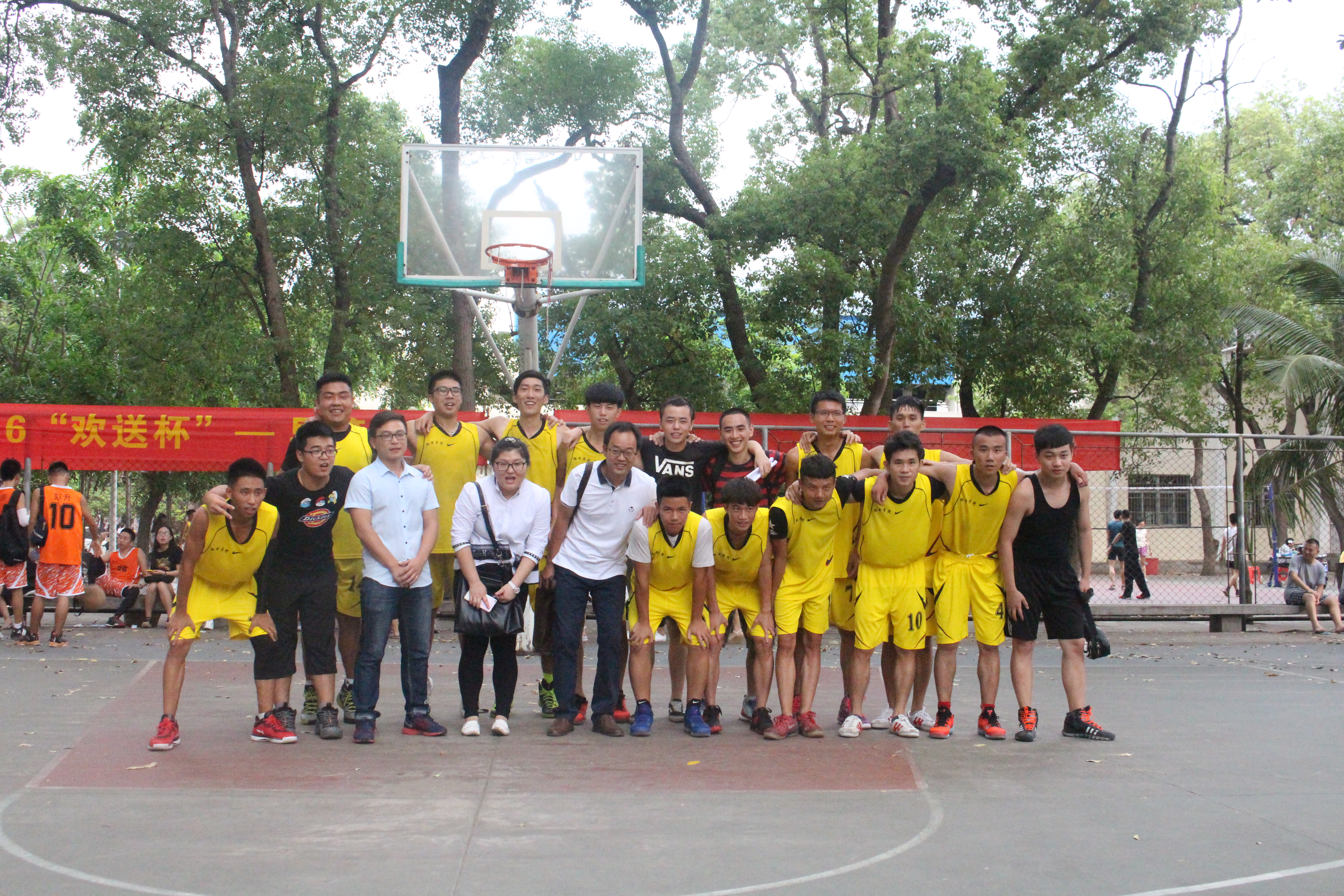 王者归来,谁与争锋――记海南师范大学“欢送杯”篮球赛决赛(南校区)