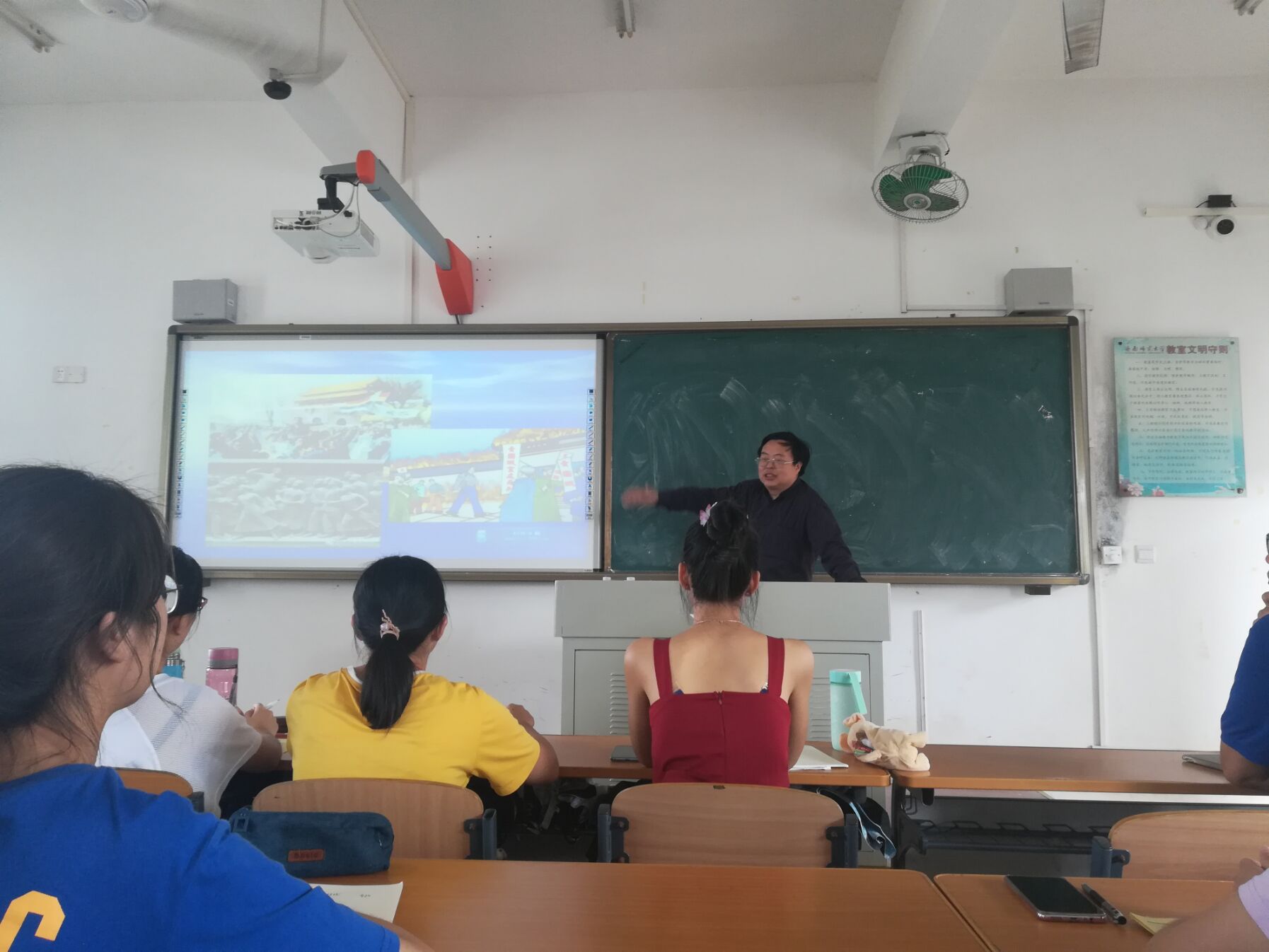 四川大学李怡教授来我校讲学